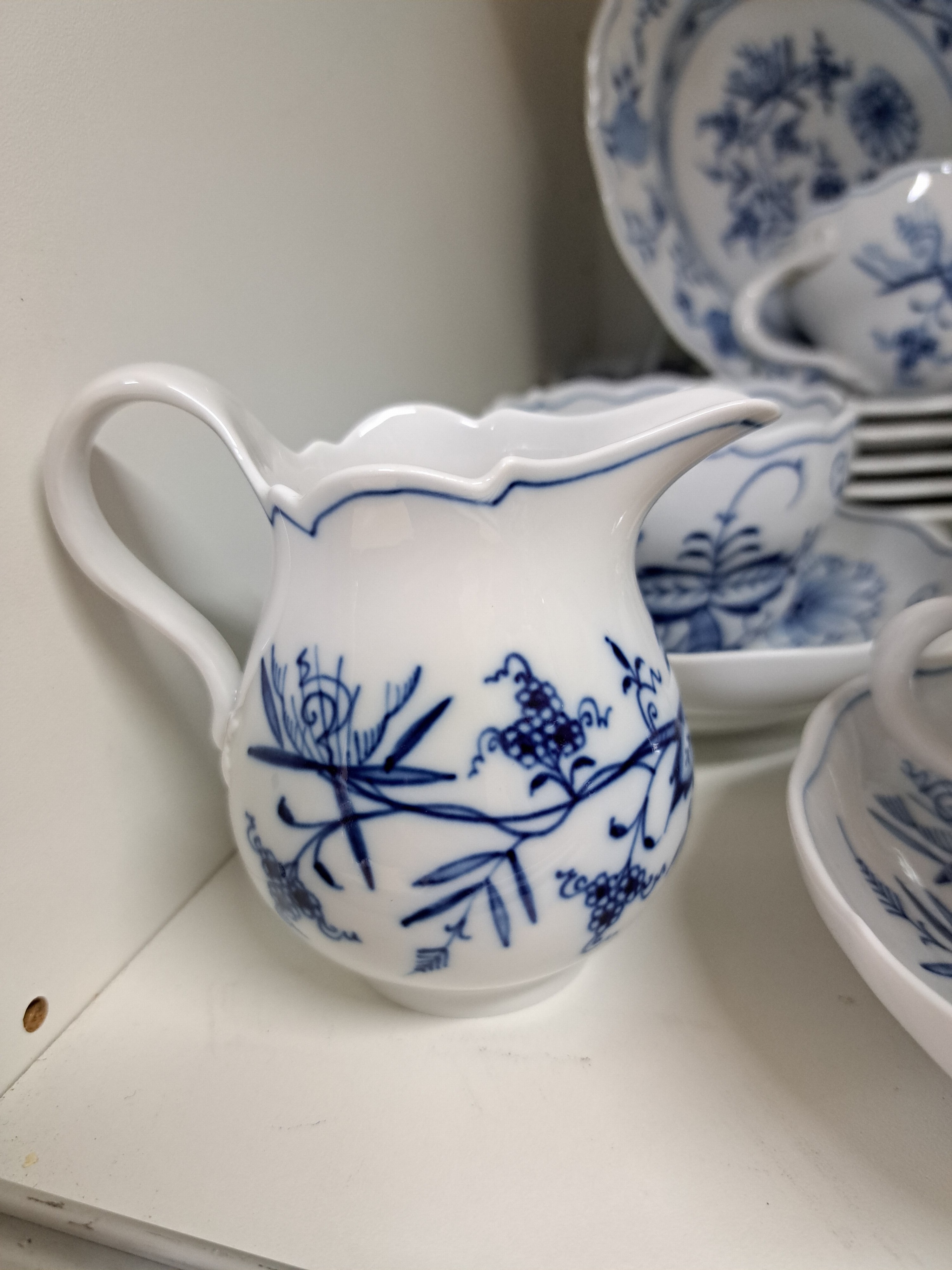 Detail l: Kaffeeservice, Meissen, 20. Jh., blaues Zwiebelmuster unter der Glasur, 2 Kaffeekannen, ein Stövchen mit Brenner, Zuckerdose, Sahnegießer, 6 Tassen ...
