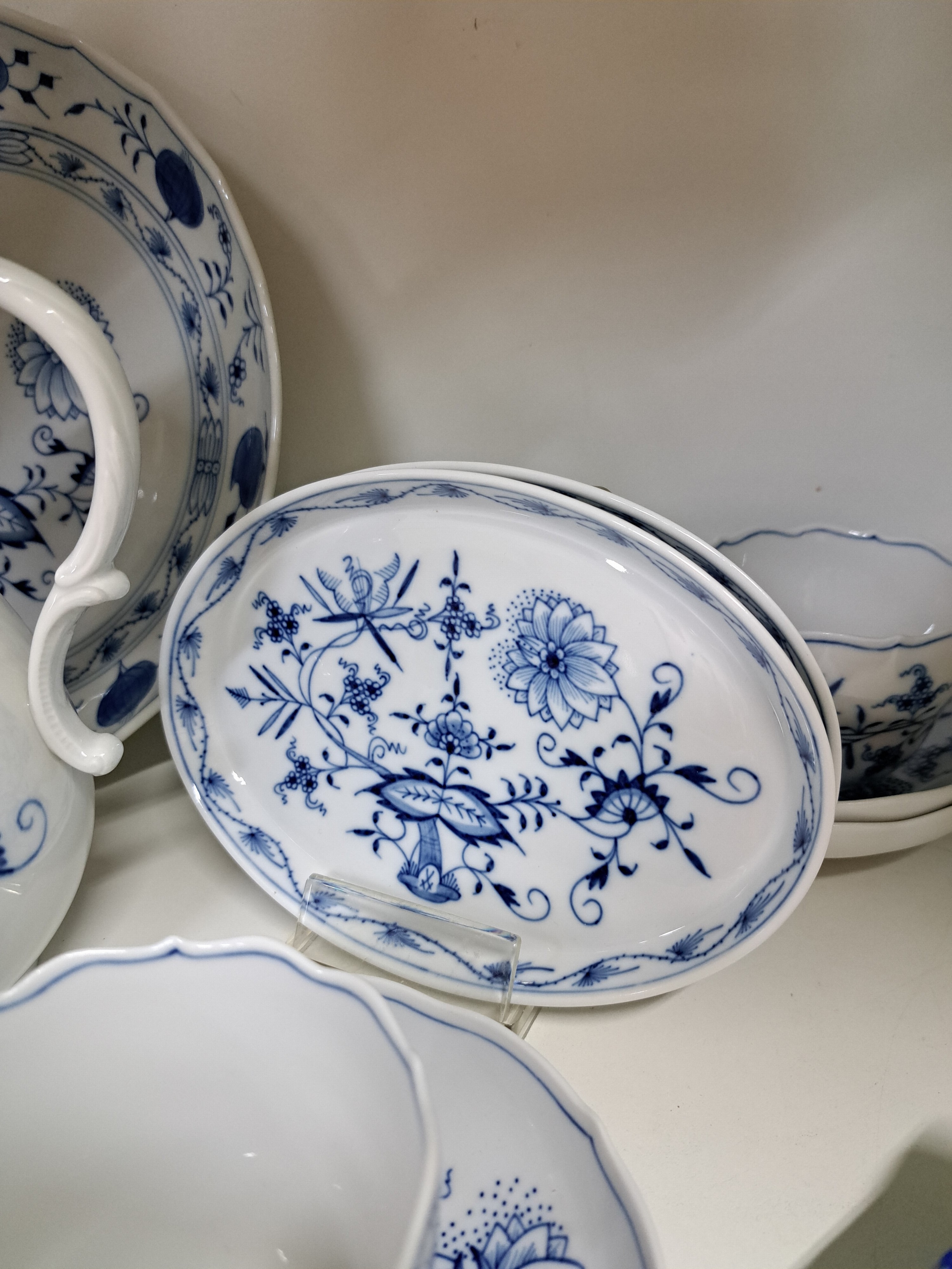 Detail m: Kaffeeservice, Meissen, 20. Jh., blaues Zwiebelmuster unter der Glasur, 2 Kaffeekannen, ein Stövchen mit Brenner, Zuckerdose, Sahnegießer, 6 Tassen ...