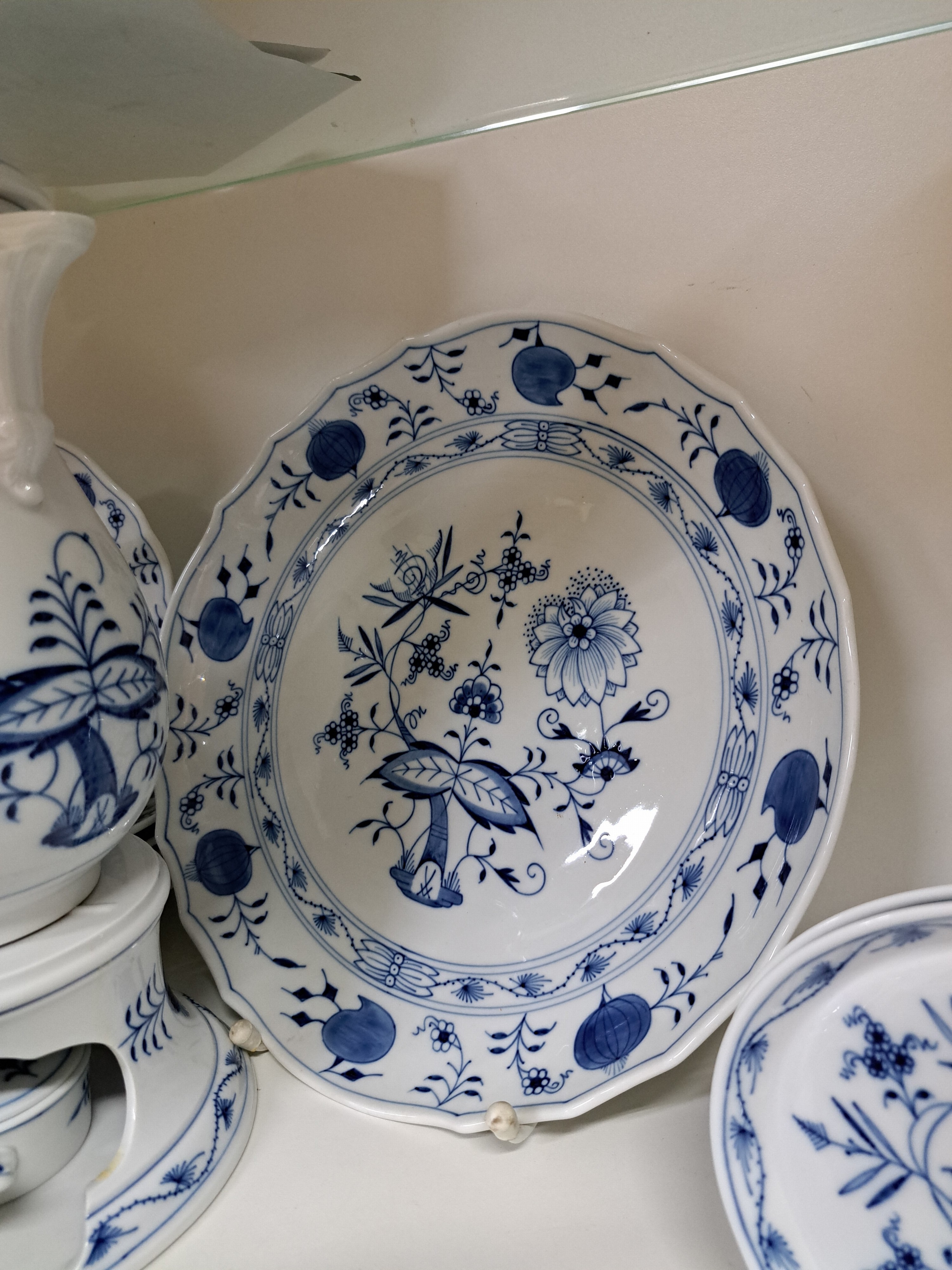 Detail n: Kaffeeservice, Meissen, 20. Jh., blaues Zwiebelmuster unter der Glasur, 2 Kaffeekannen, ein Stövchen mit Brenner, Zuckerdose, Sahnegießer, 6 Tassen ...
