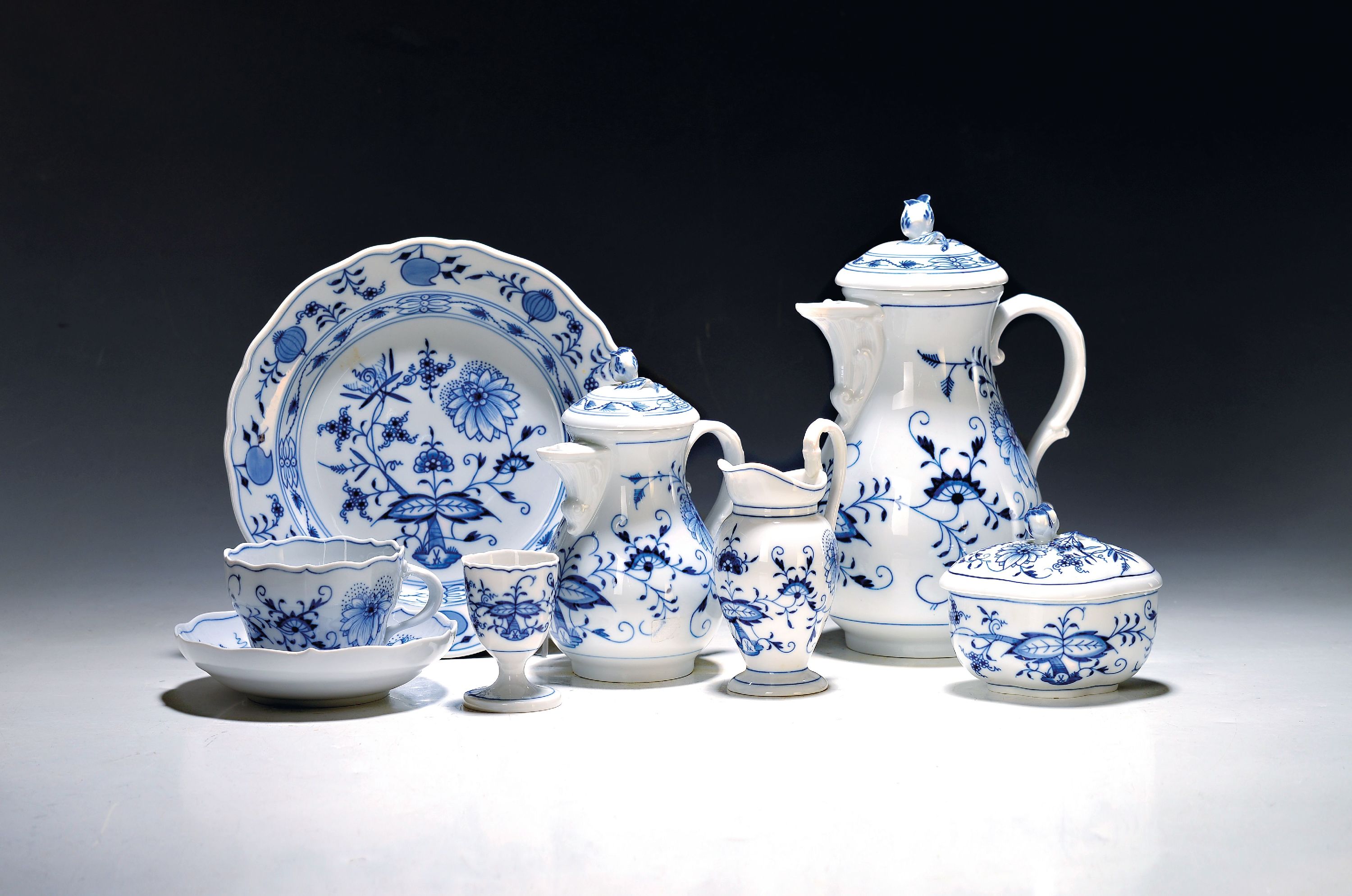 Image 27070276 - Kaffeeservice mit Zusatzteilen, Meissen, 20. Jh., blaues Zwiebelmuster unter der Glasur, ...
