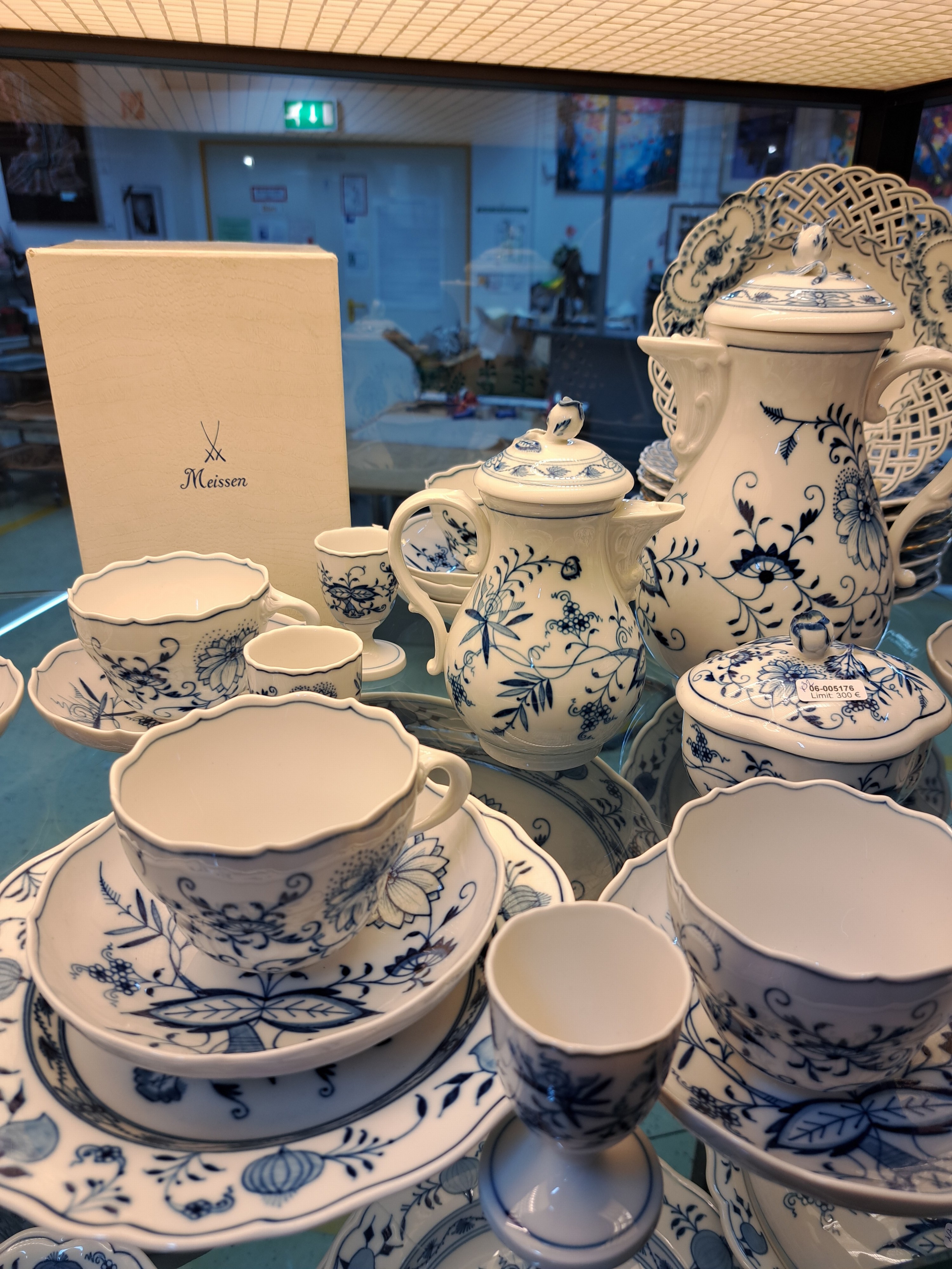 Detail a: Kaffeeservice mit Zusatzteilen, Meissen, 20. Jh., blaues Zwiebelmuster unter der Glasur, Kaffeekanne, Sahnegießer, Zuckerdose, 6 Tassen mit 8 ...