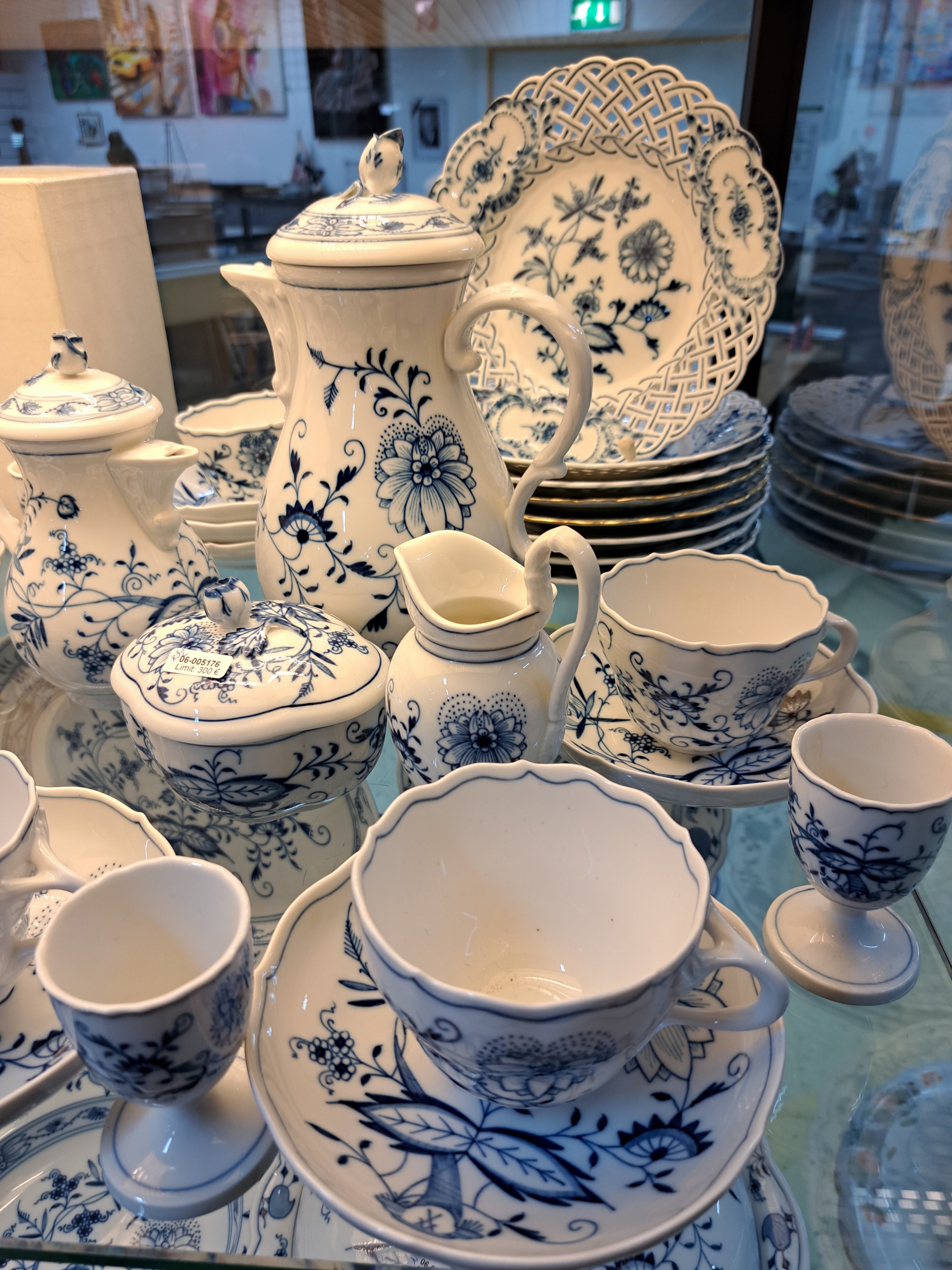 Detail b: Kaffeeservice mit Zusatzteilen, Meissen, 20. Jh., blaues Zwiebelmuster unter der Glasur, Kaffeekanne, Sahnegießer, Zuckerdose, 6 Tassen mit 8 ...