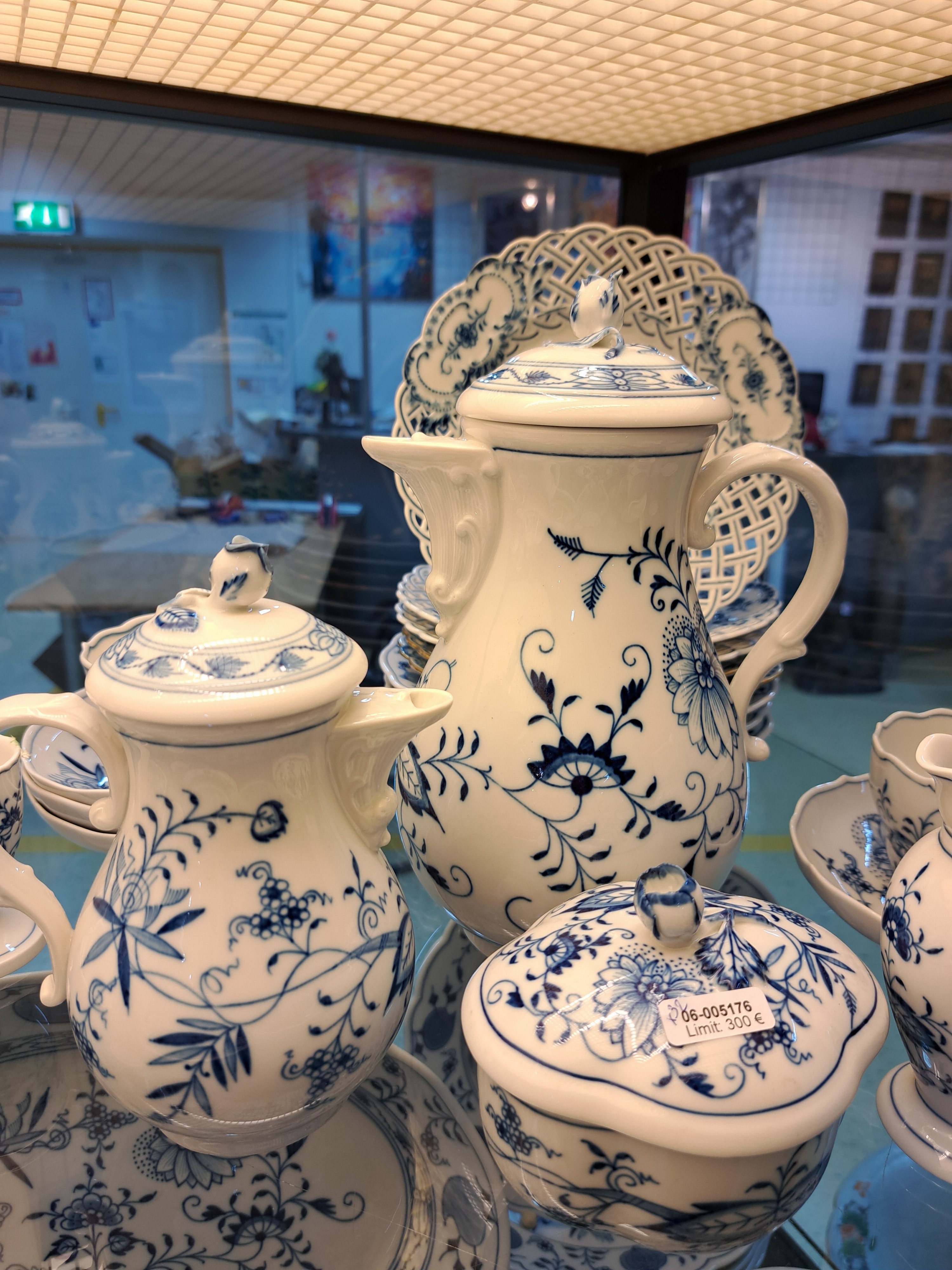 Detail c: Kaffeeservice mit Zusatzteilen, Meissen, 20. Jh., blaues Zwiebelmuster unter der Glasur, Kaffeekanne, Sahnegießer, Zuckerdose, 6 Tassen mit 8 ...