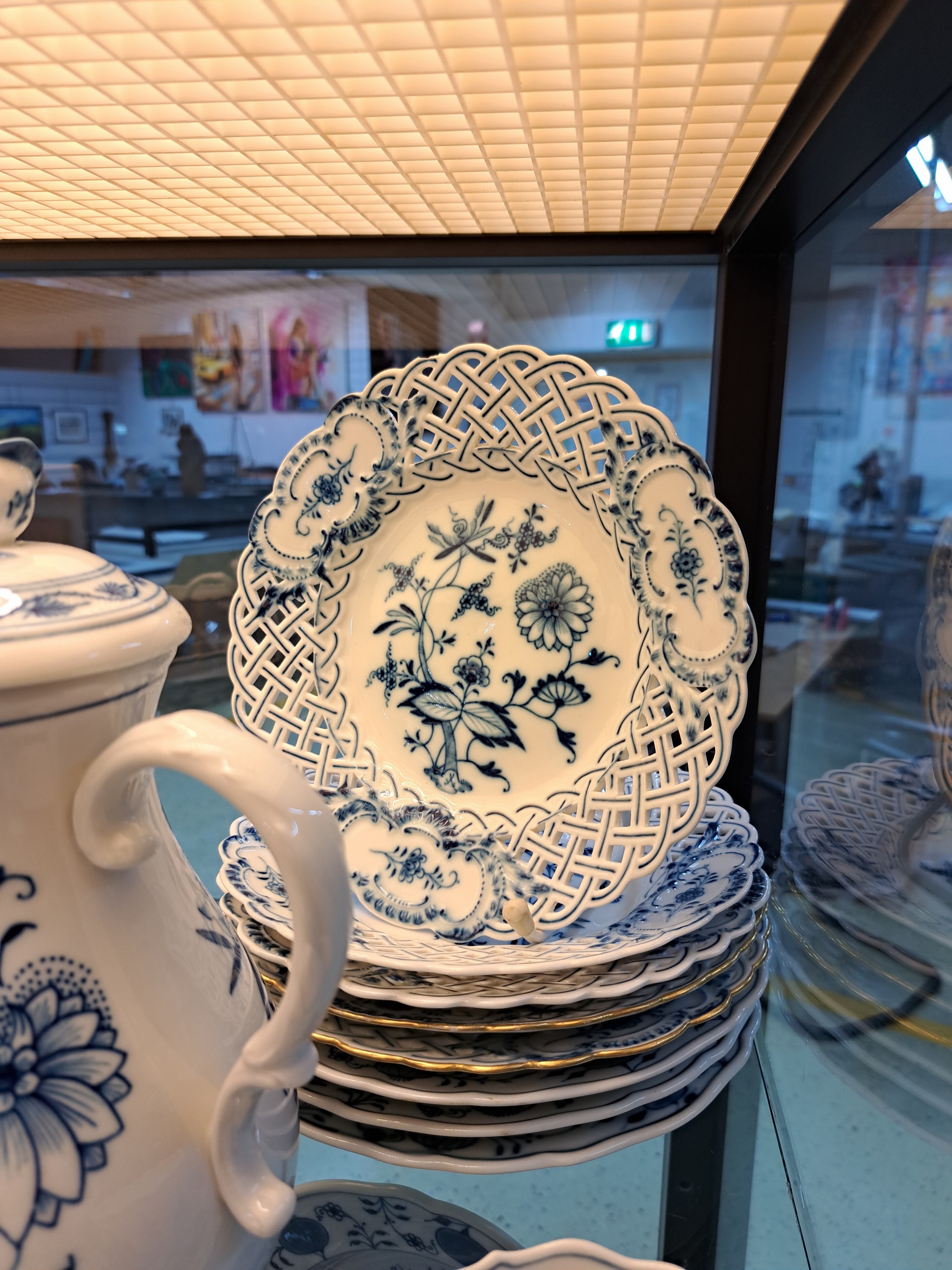 Detail d: Kaffeeservice mit Zusatzteilen, Meissen, 20. Jh., blaues Zwiebelmuster unter der Glasur, Kaffeekanne, Sahnegießer, Zuckerdose, 6 Tassen mit 8 ...