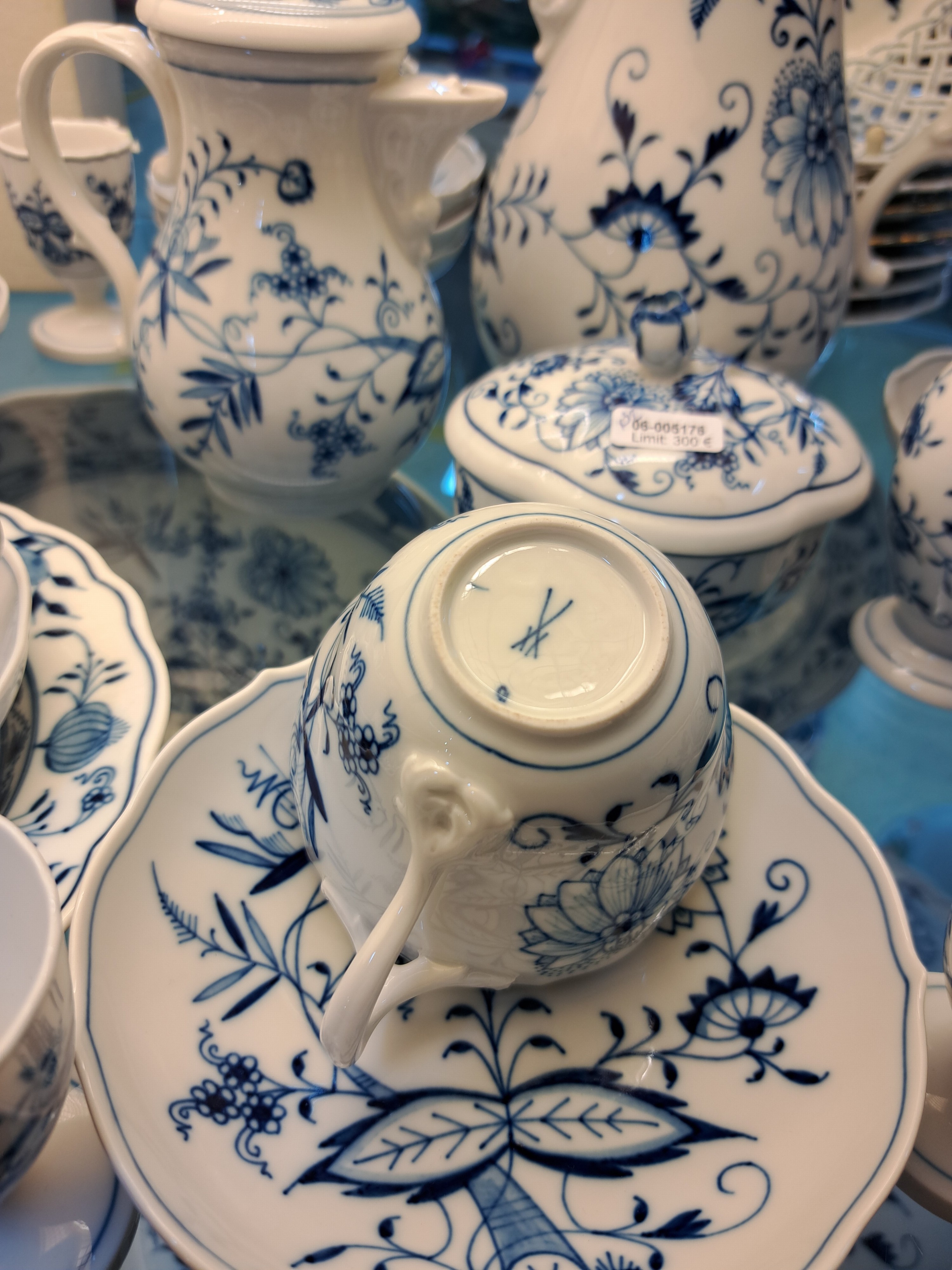 Detail e: Kaffeeservice mit Zusatzteilen, Meissen, 20. Jh., blaues Zwiebelmuster unter der Glasur, Kaffeekanne, Sahnegießer, Zuckerdose, 6 Tassen mit 8 ...