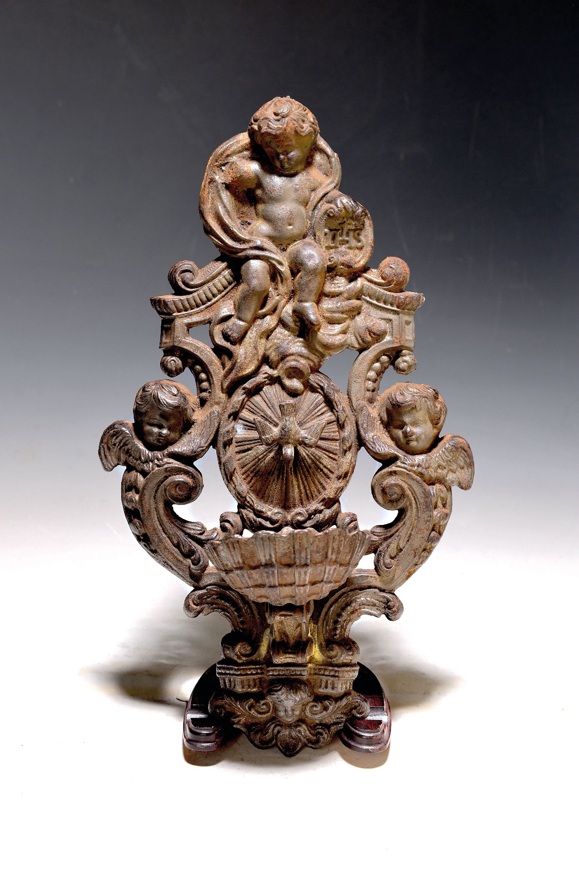 Image 27070292 - Weihwasserbecken des Historismus, um 1900, Eisen, barockisierende Stilelemente mit ...