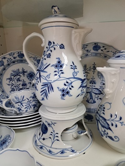 27070273d - Kaffeeservice, Meissen, 20. Jh., blaues Zwiebelmuster unter der Glasur, 2 Kaffeekannen, ...