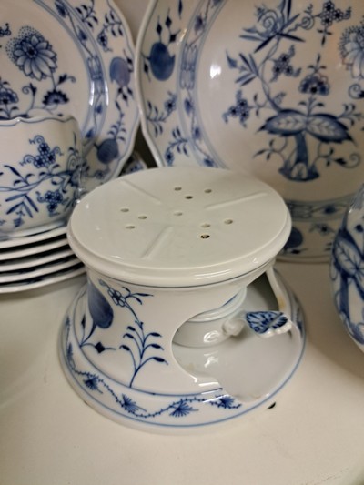 27070273f - Kaffeeservice, Meissen, 20. Jh., blaues Zwiebelmuster unter der Glasur, 2 Kaffeekannen, ...