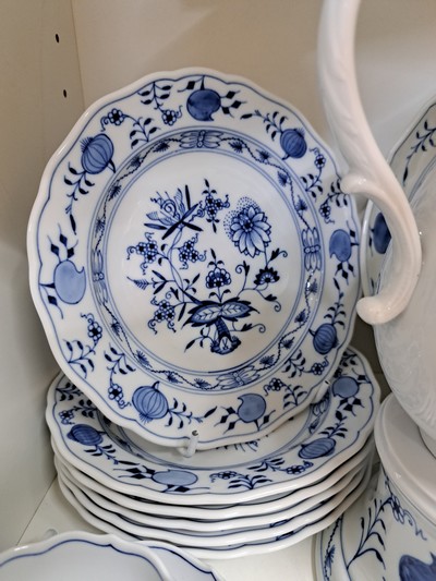 27070273g - Kaffeeservice, Meissen, 20. Jh., blaues Zwiebelmuster unter der Glasur, 2 Kaffeekannen, ...