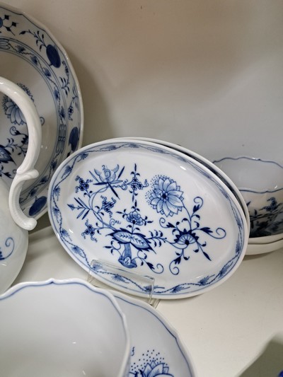 27070273m - Kaffeeservice, Meissen, 20. Jh., blaues Zwiebelmuster unter der Glasur, 2 Kaffeekannen, ...