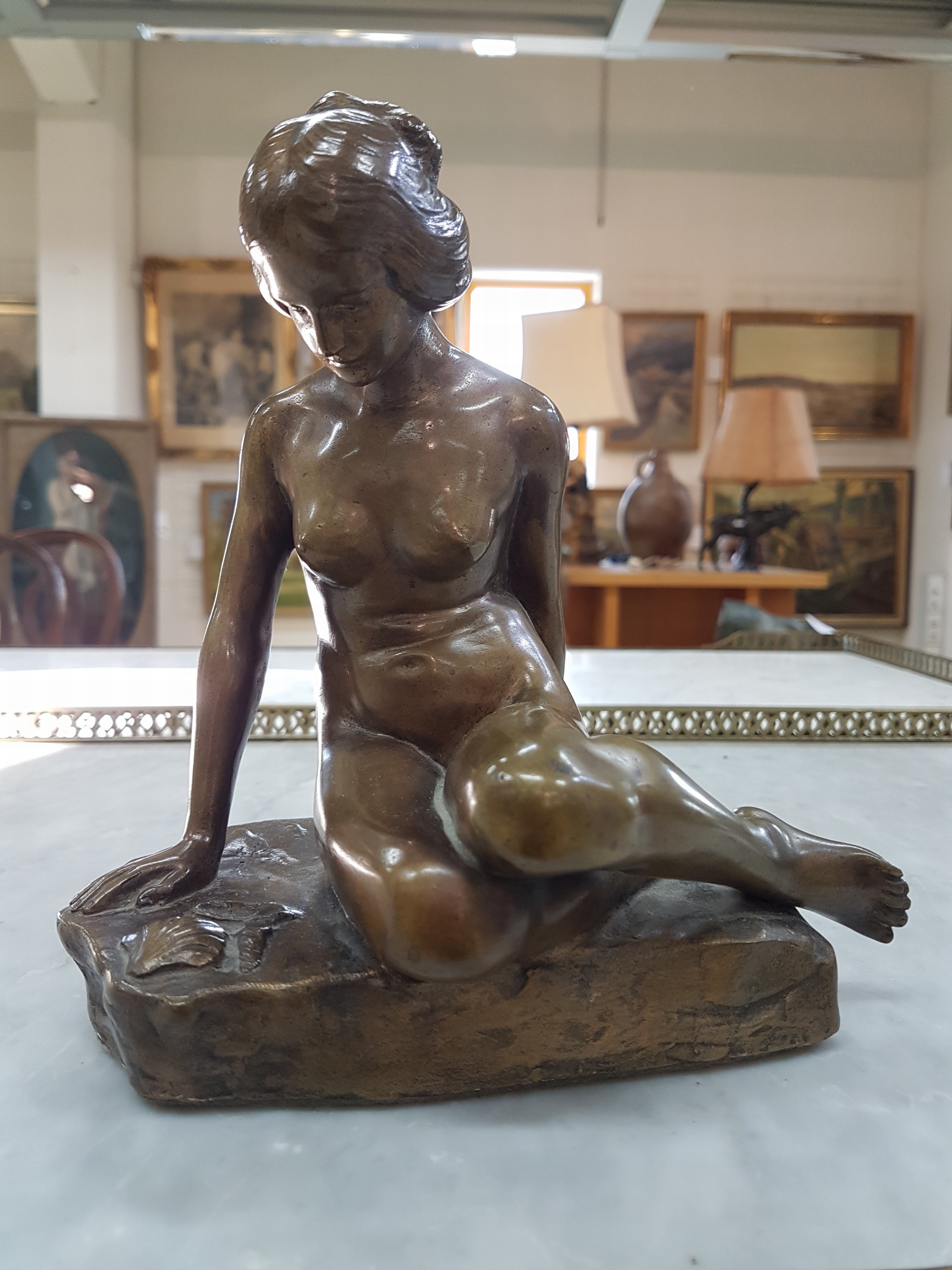 Detail a: Bronzeskulptur, Otto Berger, Anfang 20.Jh., sitzender weiblicher Akt am Strand, signiert, H. 20 cm