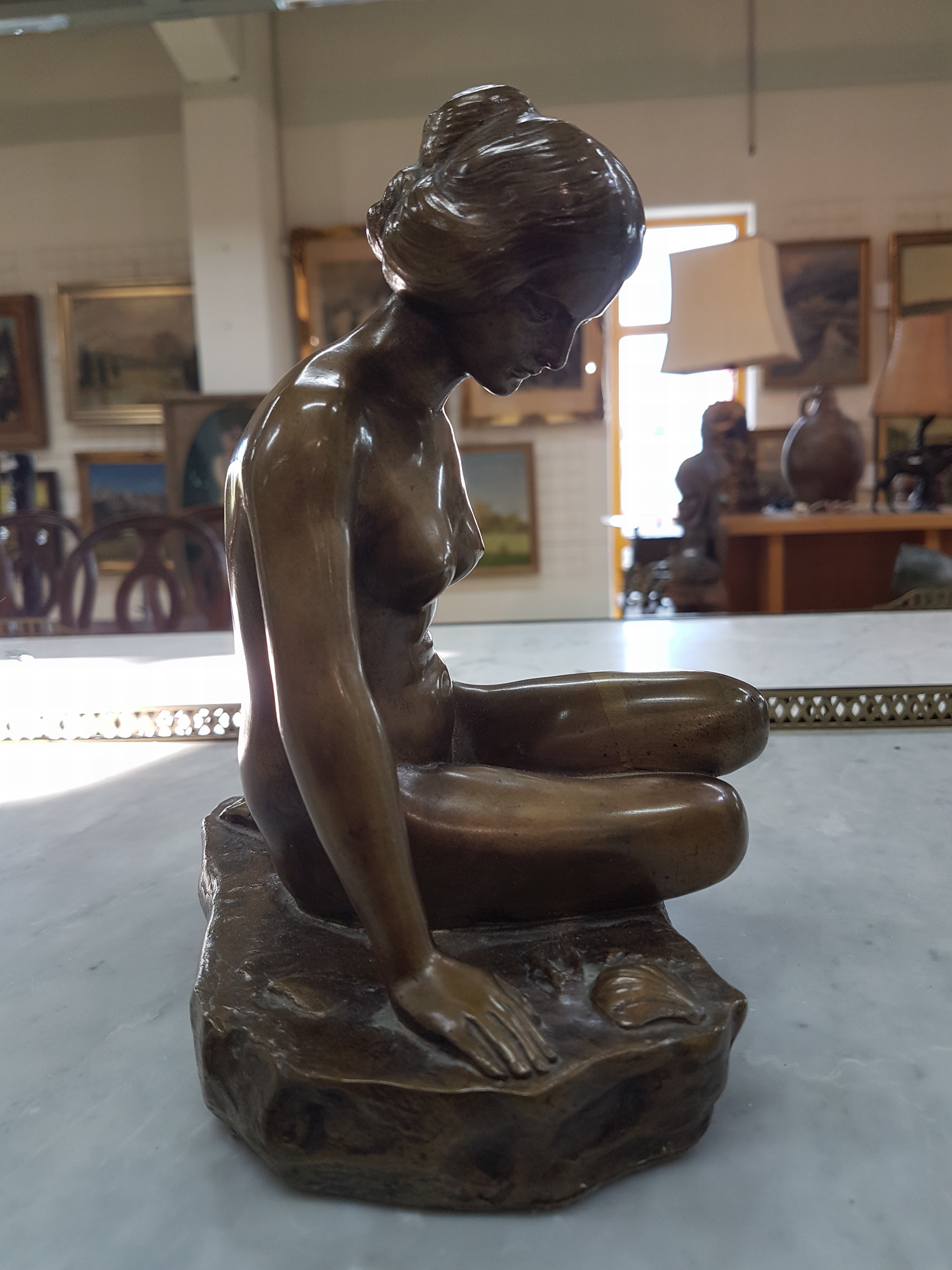 Detail b: Bronzeskulptur, Otto Berger, Anfang 20.Jh., sitzender weiblicher Akt am Strand, signiert, H. 20 cm