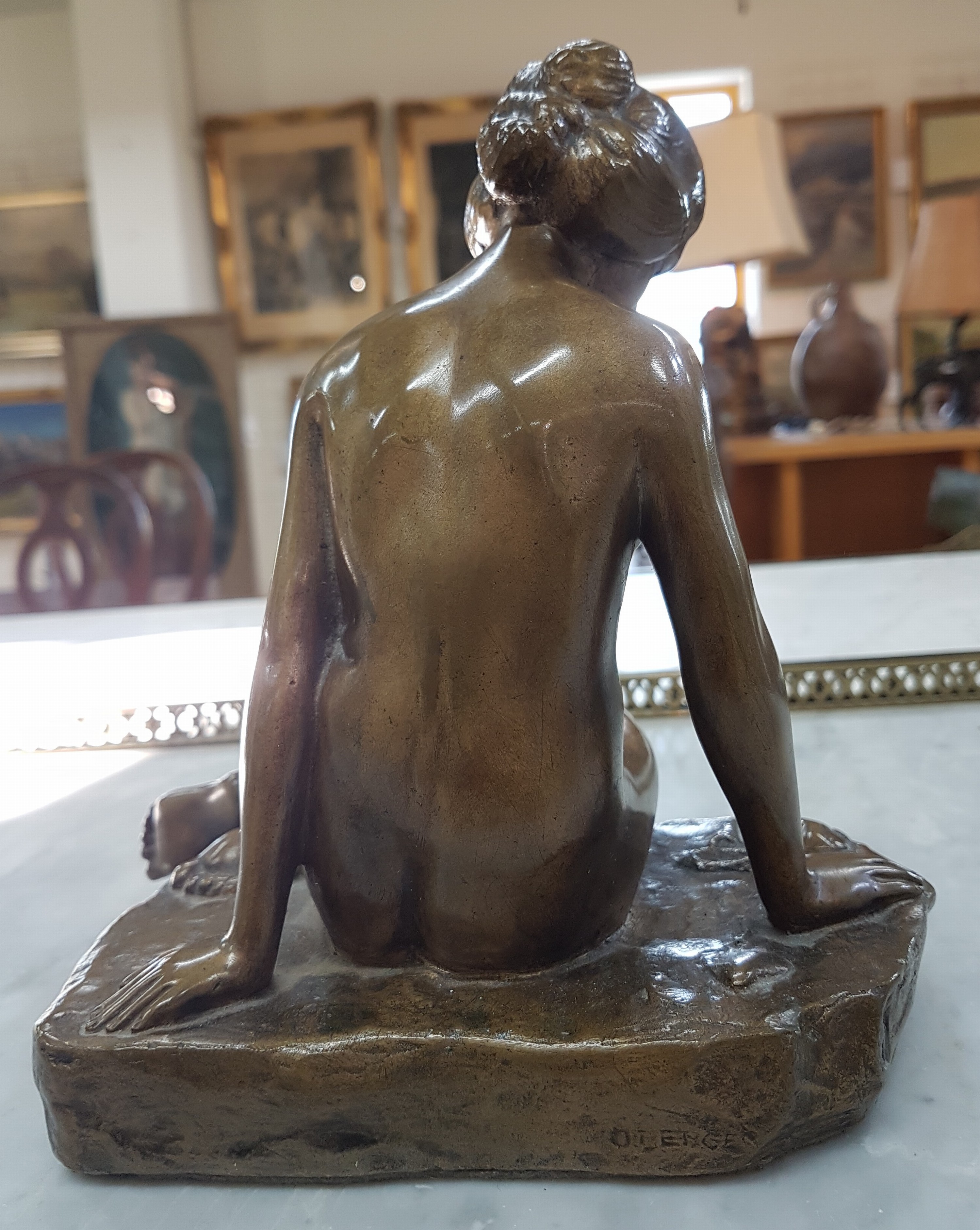 Detail c: Bronzeskulptur, Otto Berger, Anfang 20.Jh., sitzender weiblicher Akt am Strand, signiert, H. 20 cm