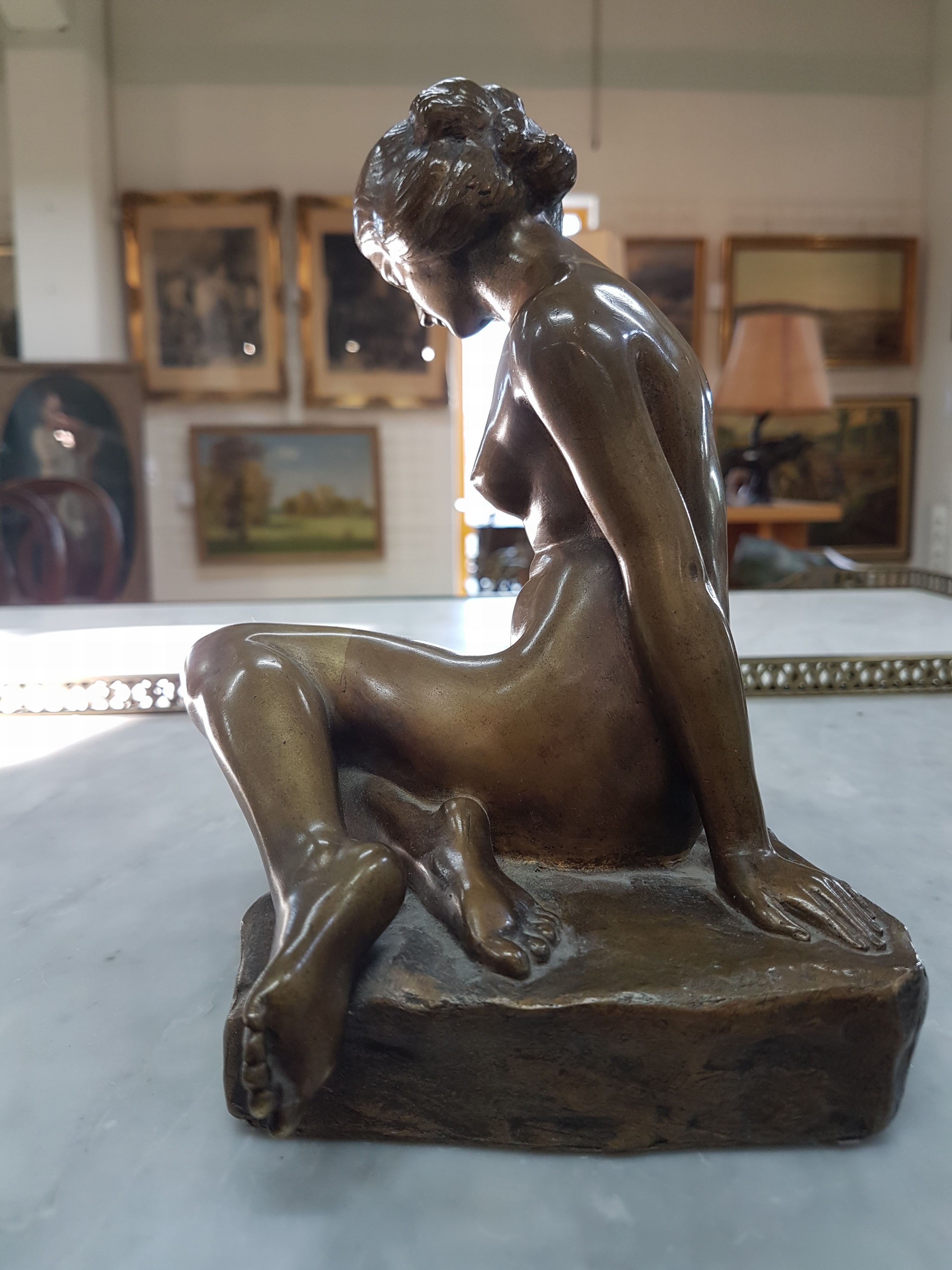 Detail d: Bronzeskulptur, Otto Berger, Anfang 20.Jh., sitzender weiblicher Akt am Strand, signiert, H. 20 cm