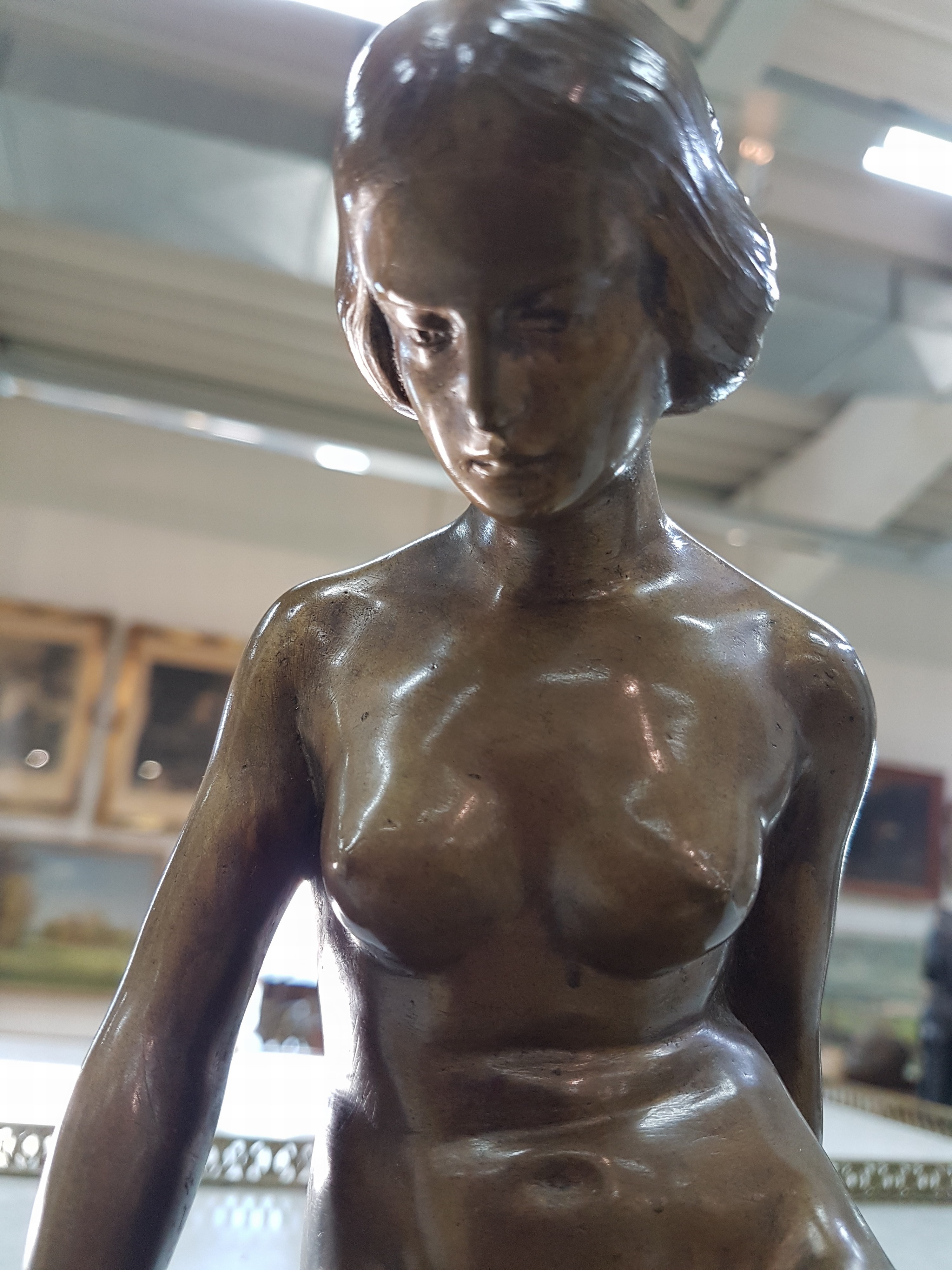 Detail e: Bronzeskulptur, Otto Berger, Anfang 20.Jh., sitzender weiblicher Akt am Strand, signiert, H. 20 cm