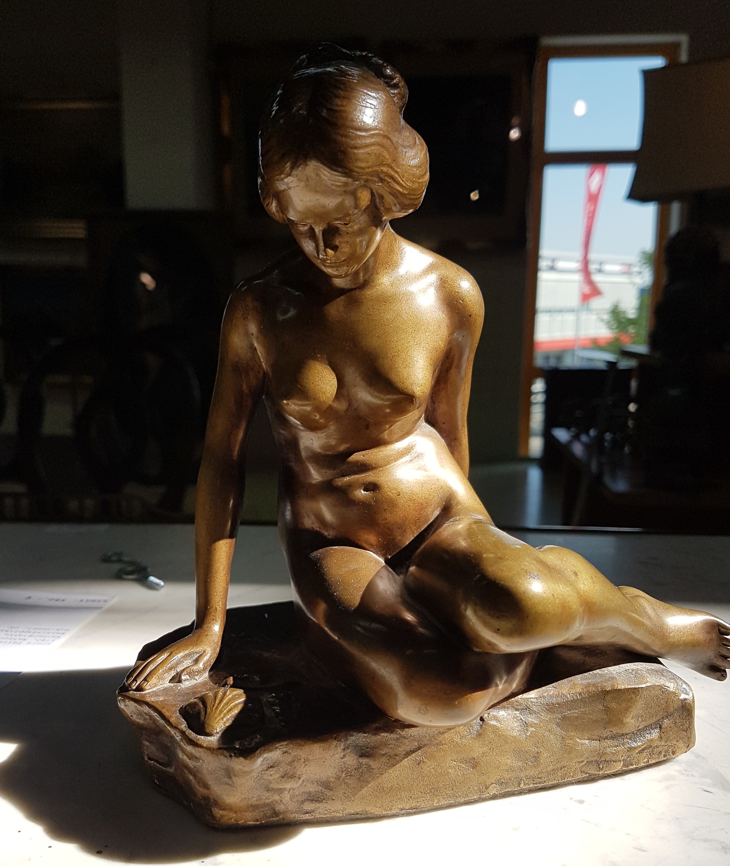 Detail g: Bronzeskulptur, Otto Berger, Anfang 20.Jh., sitzender weiblicher Akt am Strand, signiert, H. 20 cm