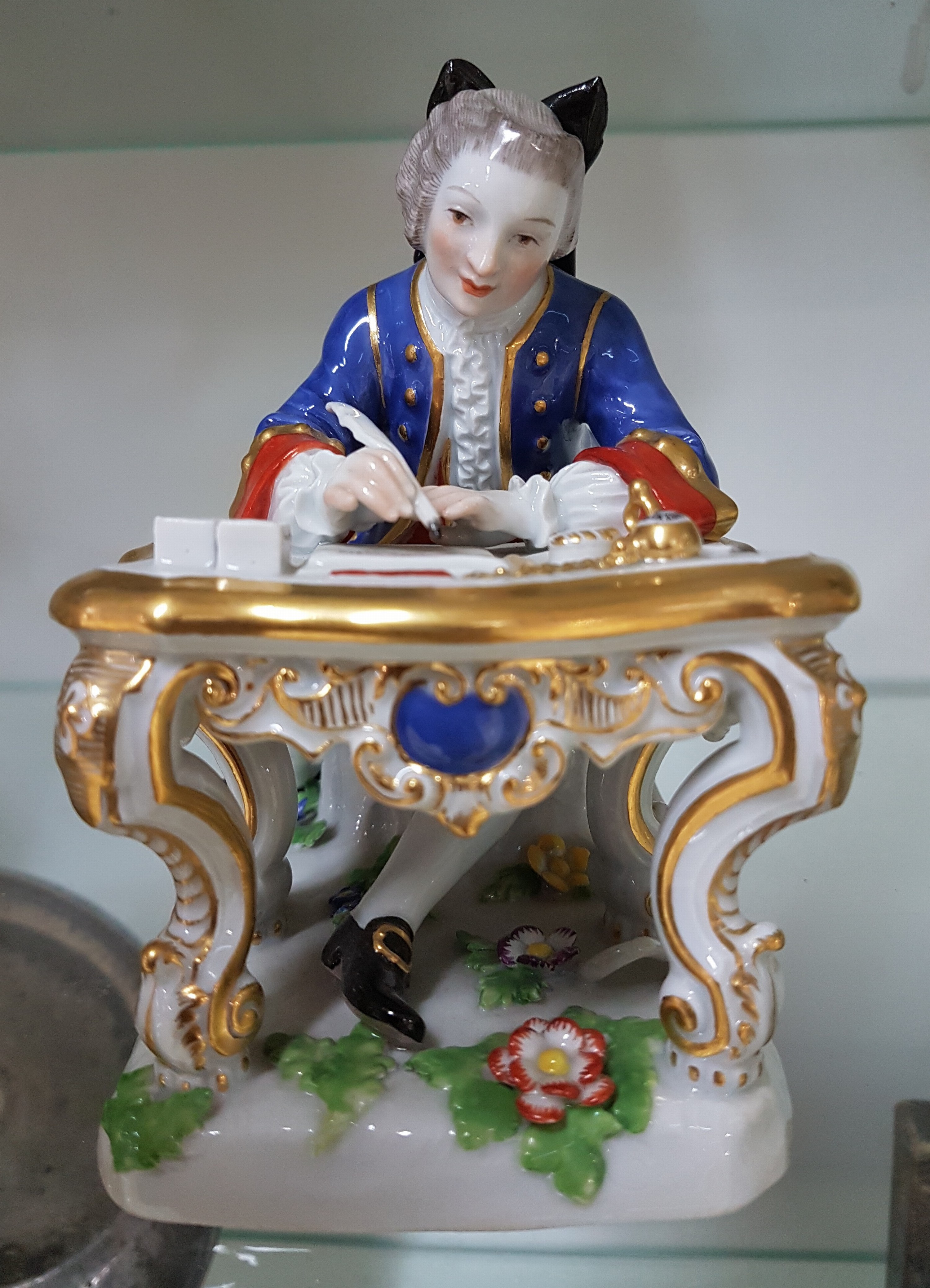 Detail a: Porzellanfigur, Meissen, 20.Jh., Porzellan, farbig gefasst, goldstaffiert, Kavalier in barocker Manier am Schreibtisch, Modellno. 179, H. 13 cm