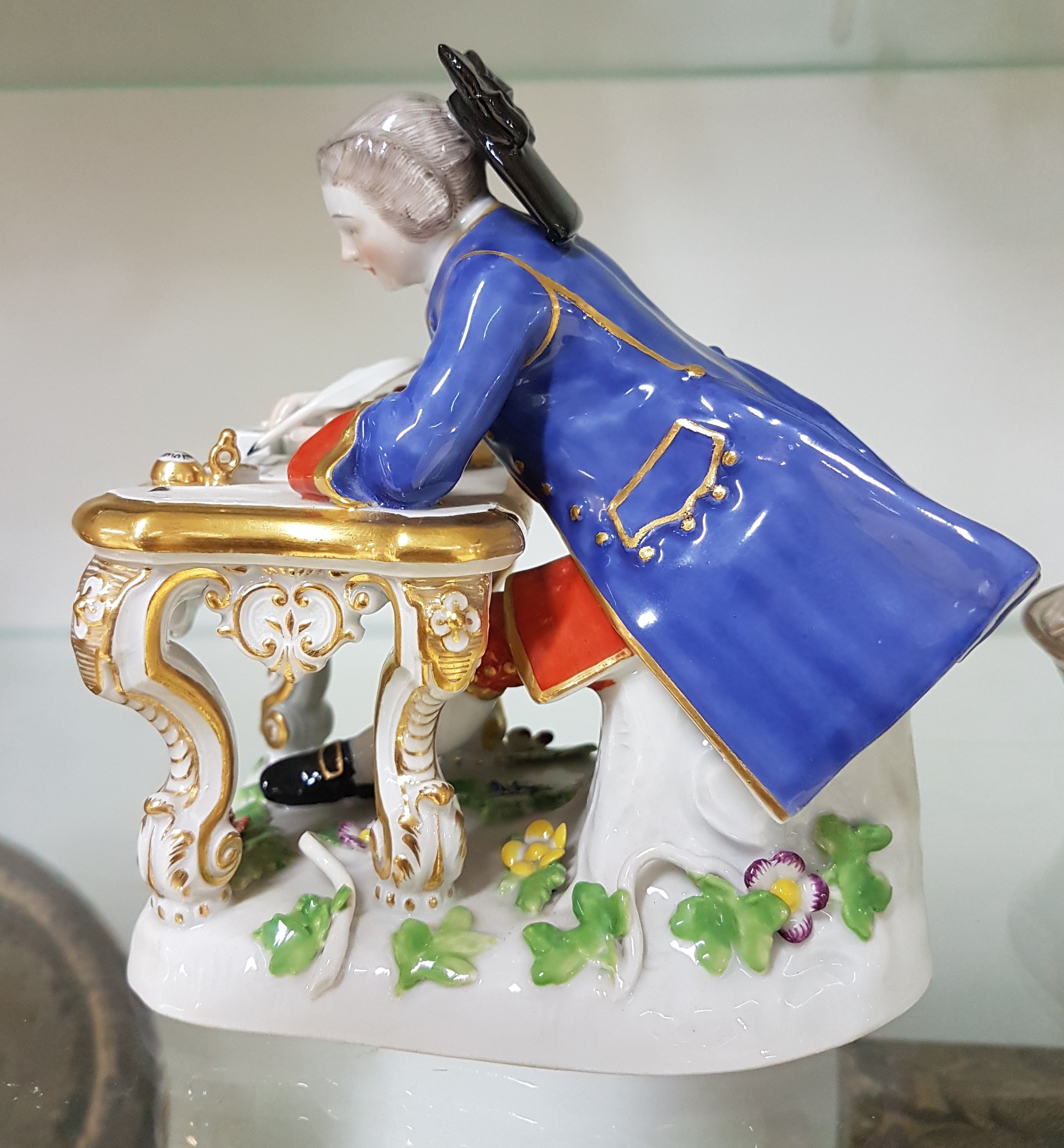 Detail b: Porzellanfigur, Meissen, 20.Jh., Porzellan, farbig gefasst, goldstaffiert, Kavalier in barocker Manier am Schreibtisch, Modellno. 179, H. 13 cm