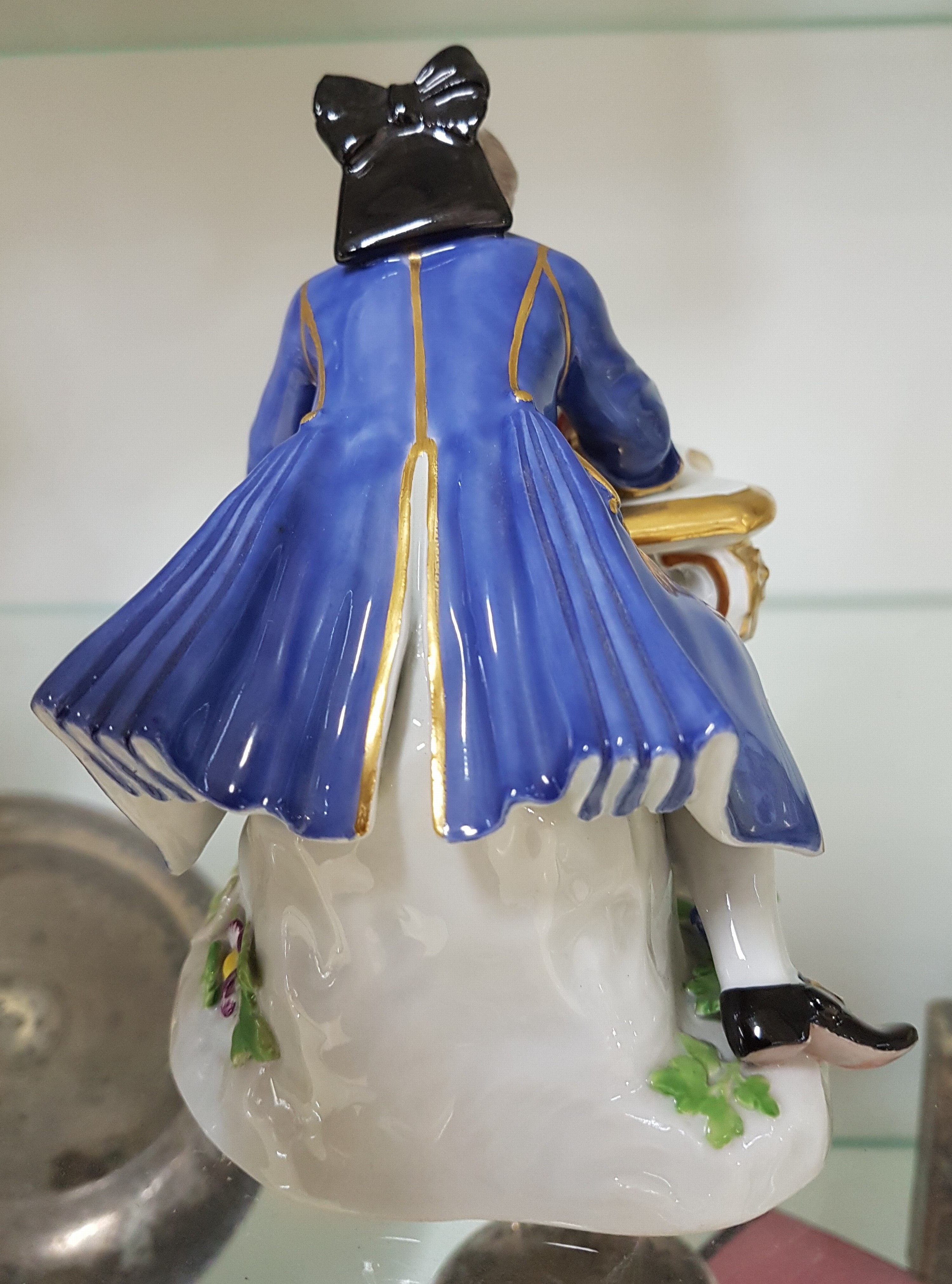 Detail c: Porzellanfigur, Meissen, 20.Jh., Porzellan, farbig gefasst, goldstaffiert, Kavalier in barocker Manier am Schreibtisch, Modellno. 179, H. 13 cm