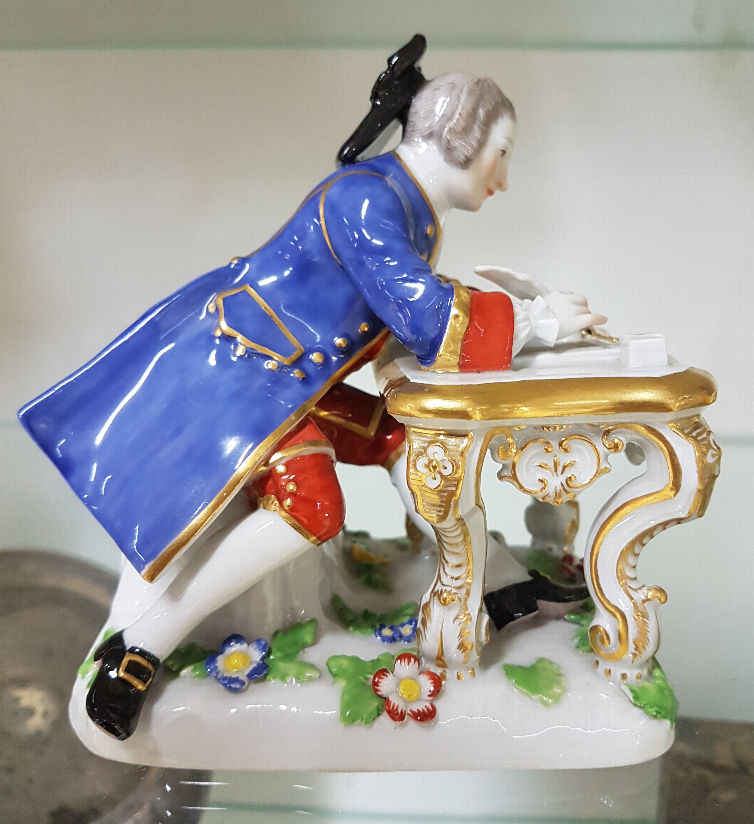 Detail d: Porzellanfigur, Meissen, 20.Jh., Porzellan, farbig gefasst, goldstaffiert, Kavalier in barocker Manier am Schreibtisch, Modellno. 179, H. 13 cm