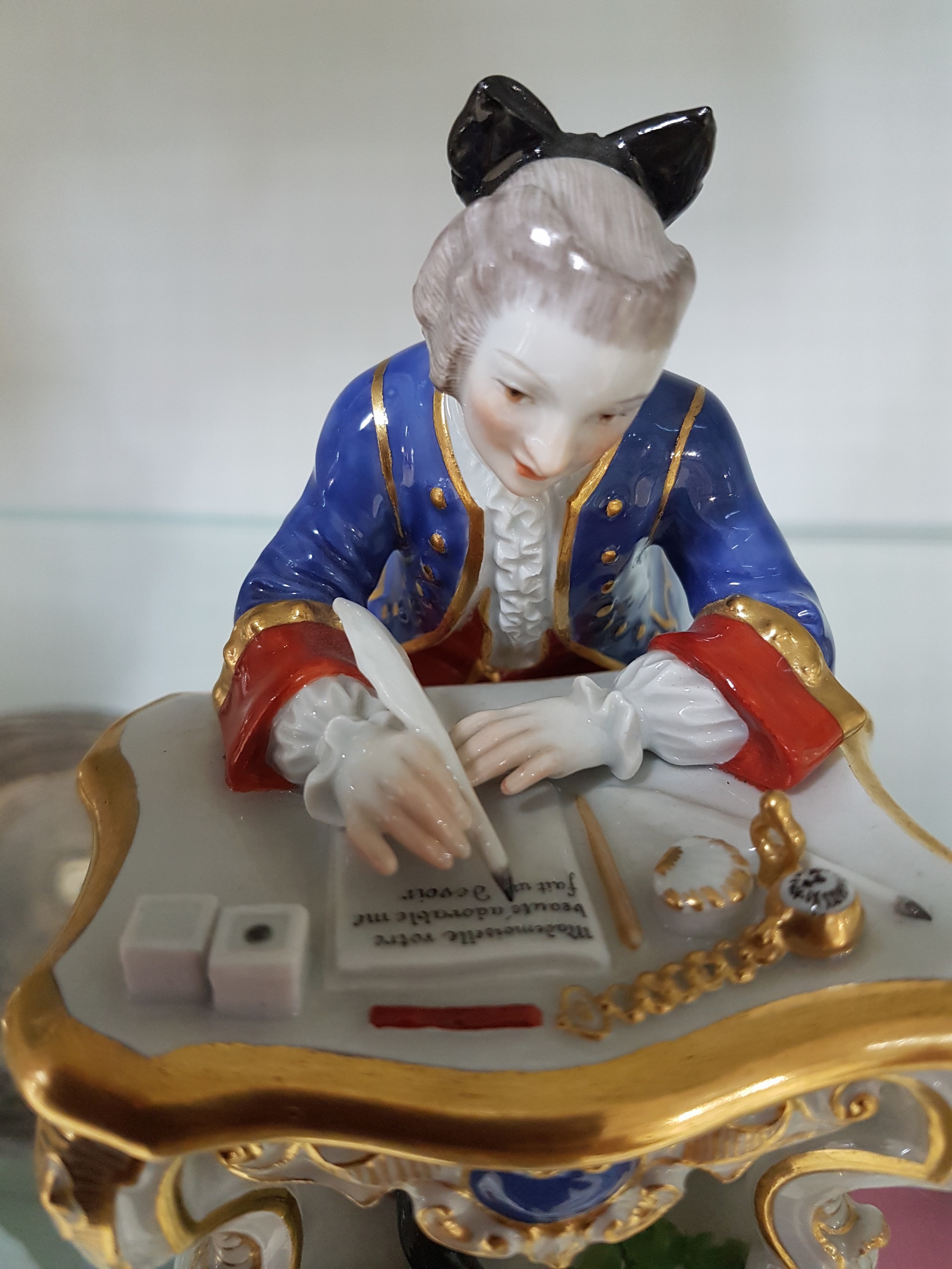 Detail e: Porzellanfigur, Meissen, 20.Jh., Porzellan, farbig gefasst, goldstaffiert, Kavalier in barocker Manier am Schreibtisch, Modellno. 179, H. 13 cm