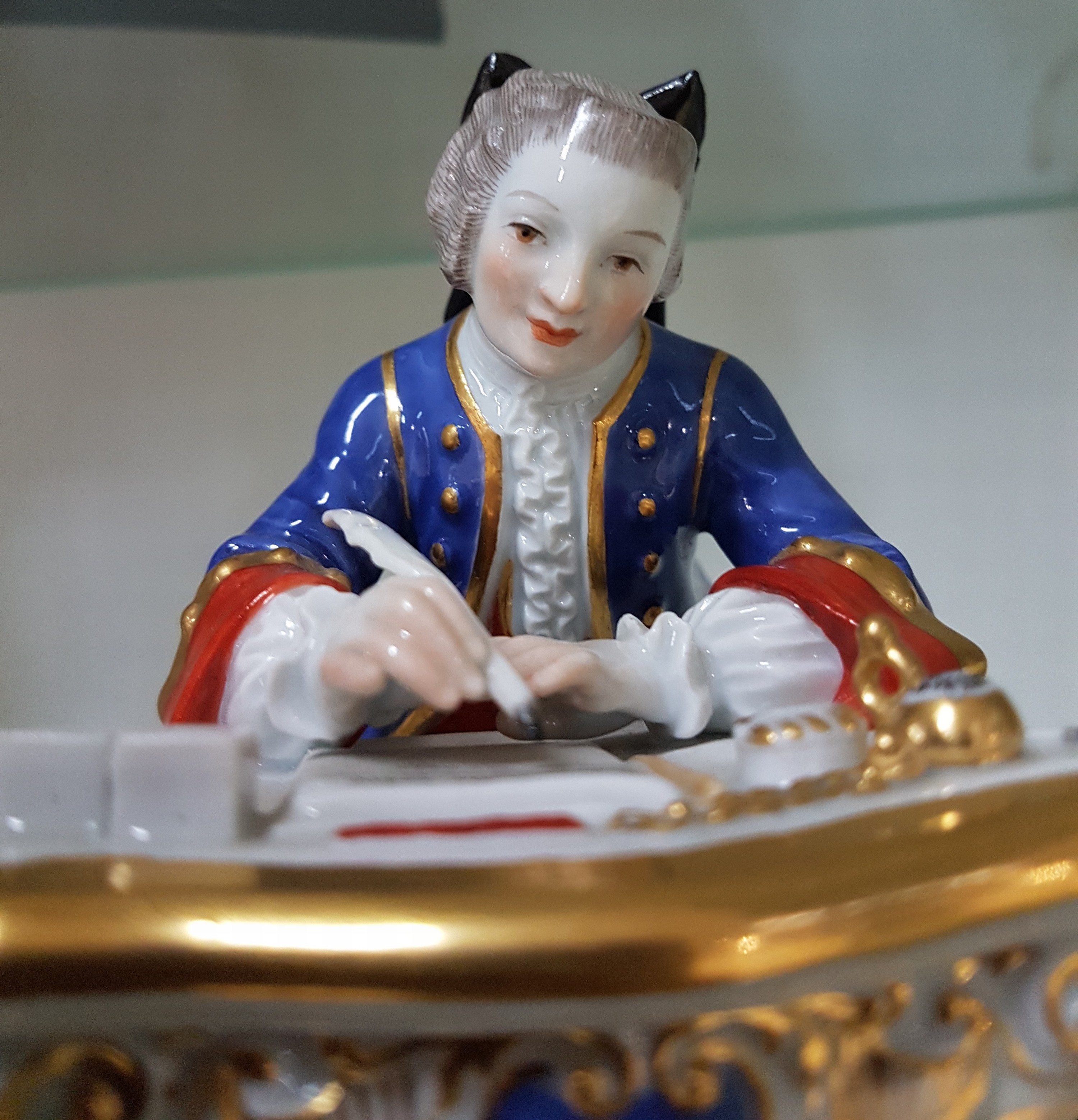Detail f: Porzellanfigur, Meissen, 20.Jh., Porzellan, farbig gefasst, goldstaffiert, Kavalier in barocker Manier am Schreibtisch, Modellno. 179, H. 13 cm
