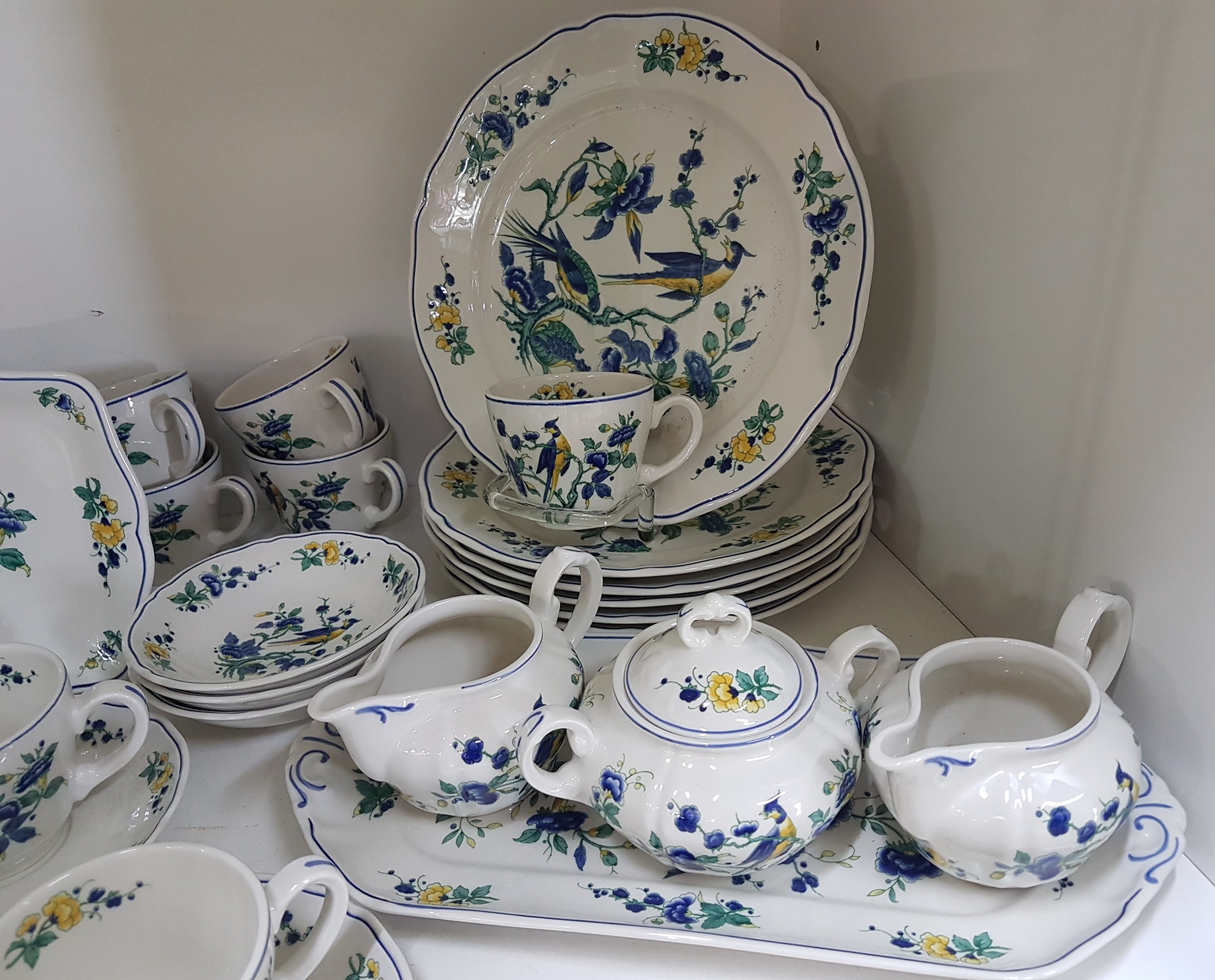 Detail a: Service, Villeroy & Boch, Modell Phönix blau, 12 Tassen mit Untertassen, 12 Kuchenteller, Zuckerdose, 2 Milchkännchen, Königskuchenplatte, 3 kl. ...