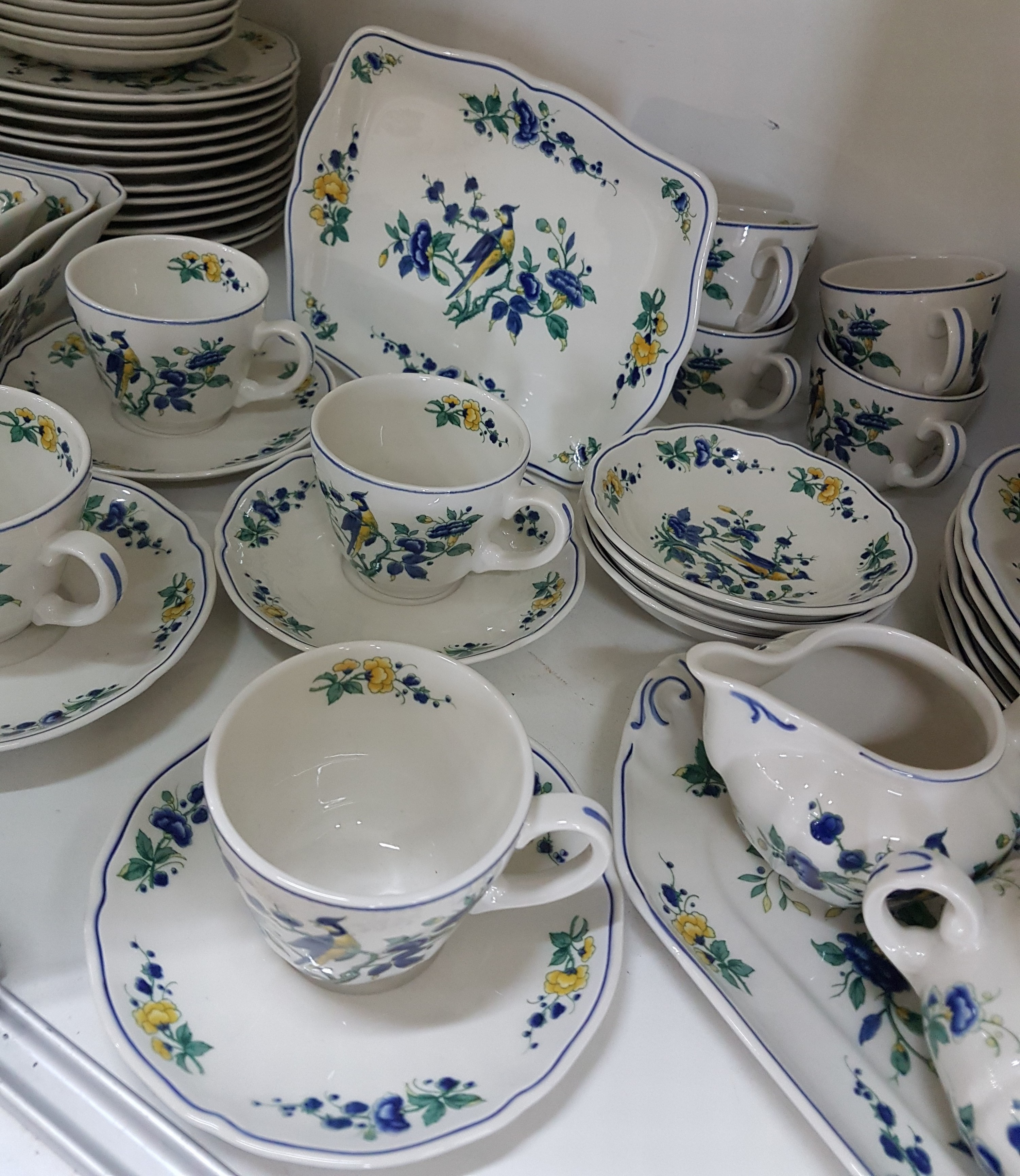 Detail b: Service, Villeroy & Boch, Modell Phönix blau, 12 Tassen mit Untertassen, 12 Kuchenteller, Zuckerdose, 2 Milchkännchen, Königskuchenplatte, 3 kl. ...