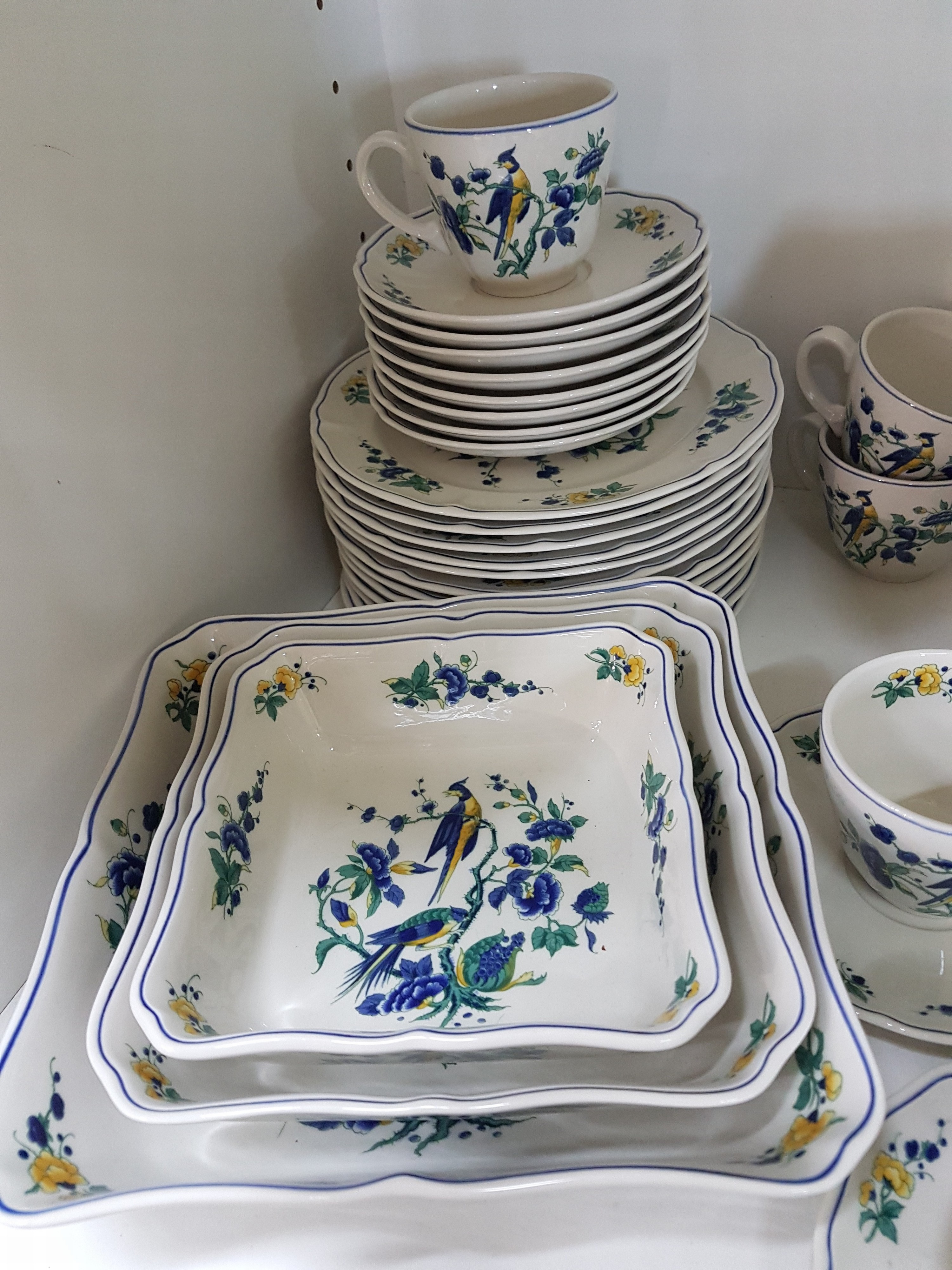 Detail c: Service, Villeroy & Boch, Modell Phönix blau, 12 Tassen mit Untertassen, 12 Kuchenteller, Zuckerdose, 2 Milchkännchen, Königskuchenplatte, 3 kl. ...