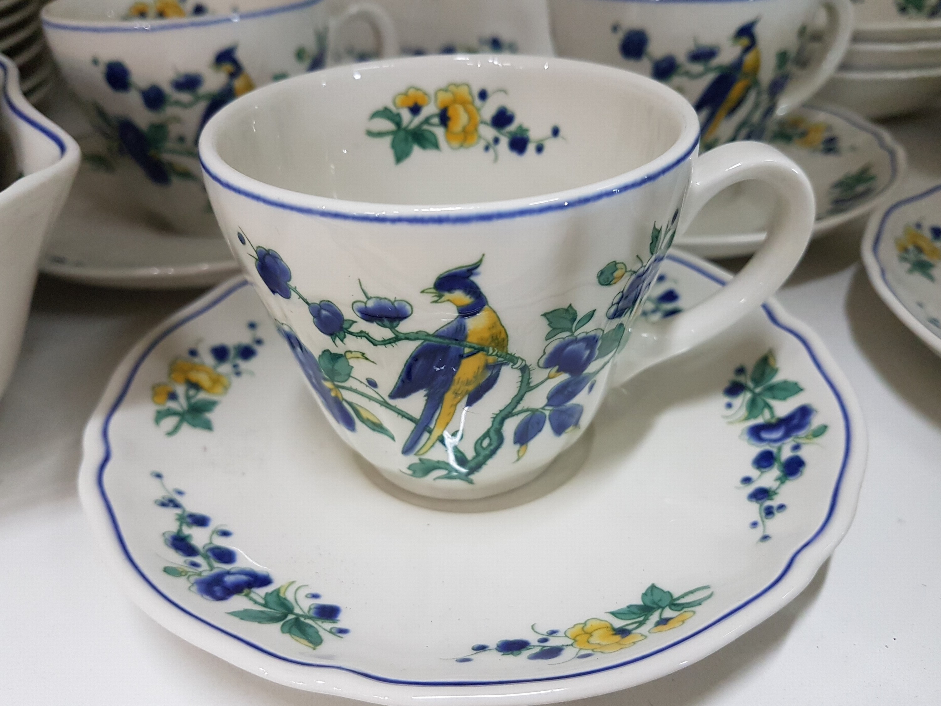 Detail d: Service, Villeroy & Boch, Modell Phönix blau, 12 Tassen mit Untertassen, 12 Kuchenteller, Zuckerdose, 2 Milchkännchen, Königskuchenplatte, 3 kl. ...