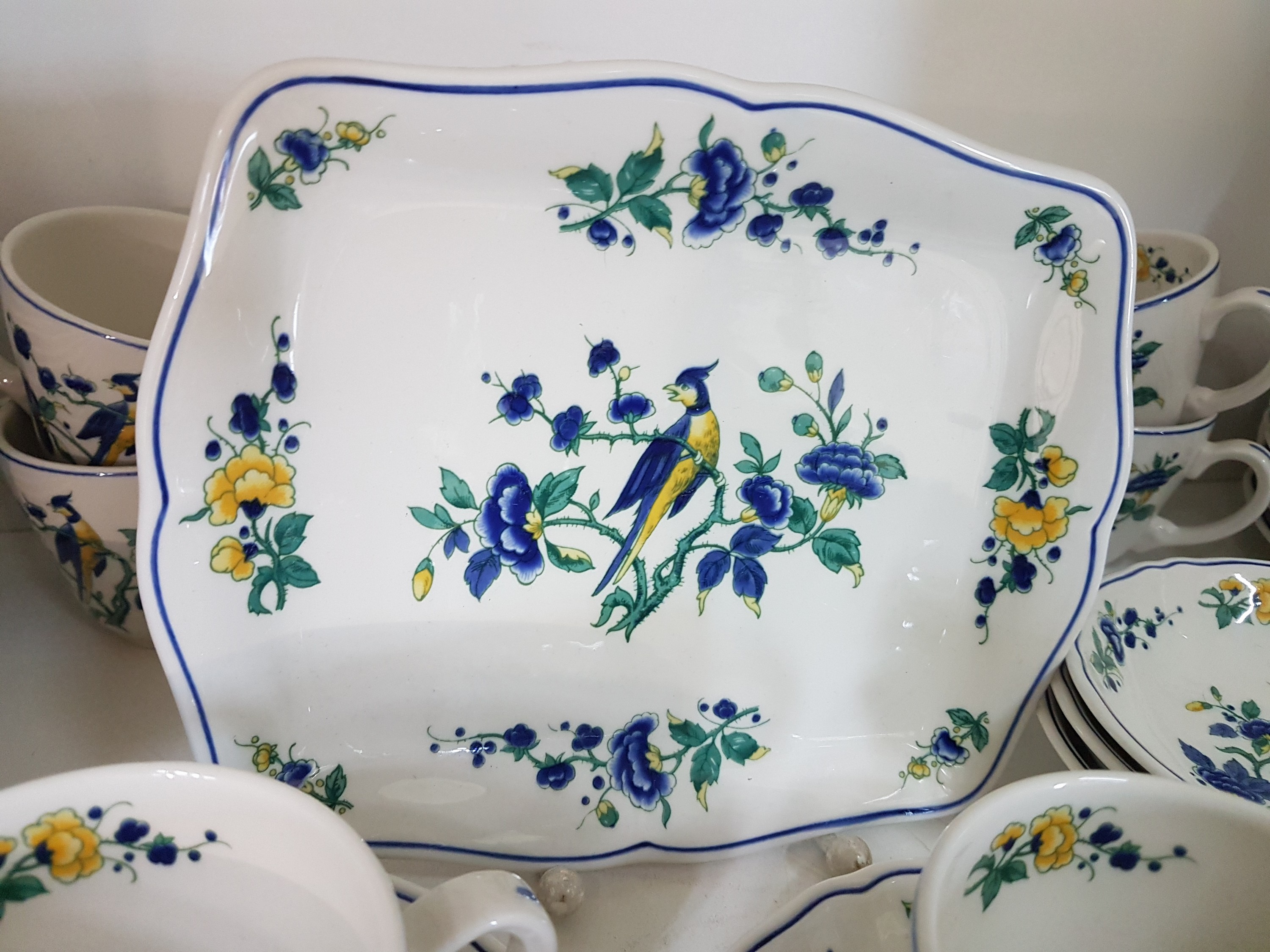 Detail e: Service, Villeroy & Boch, Modell Phönix blau, 12 Tassen mit Untertassen, 12 Kuchenteller, Zuckerdose, 2 Milchkännchen, Königskuchenplatte, 3 kl. ...