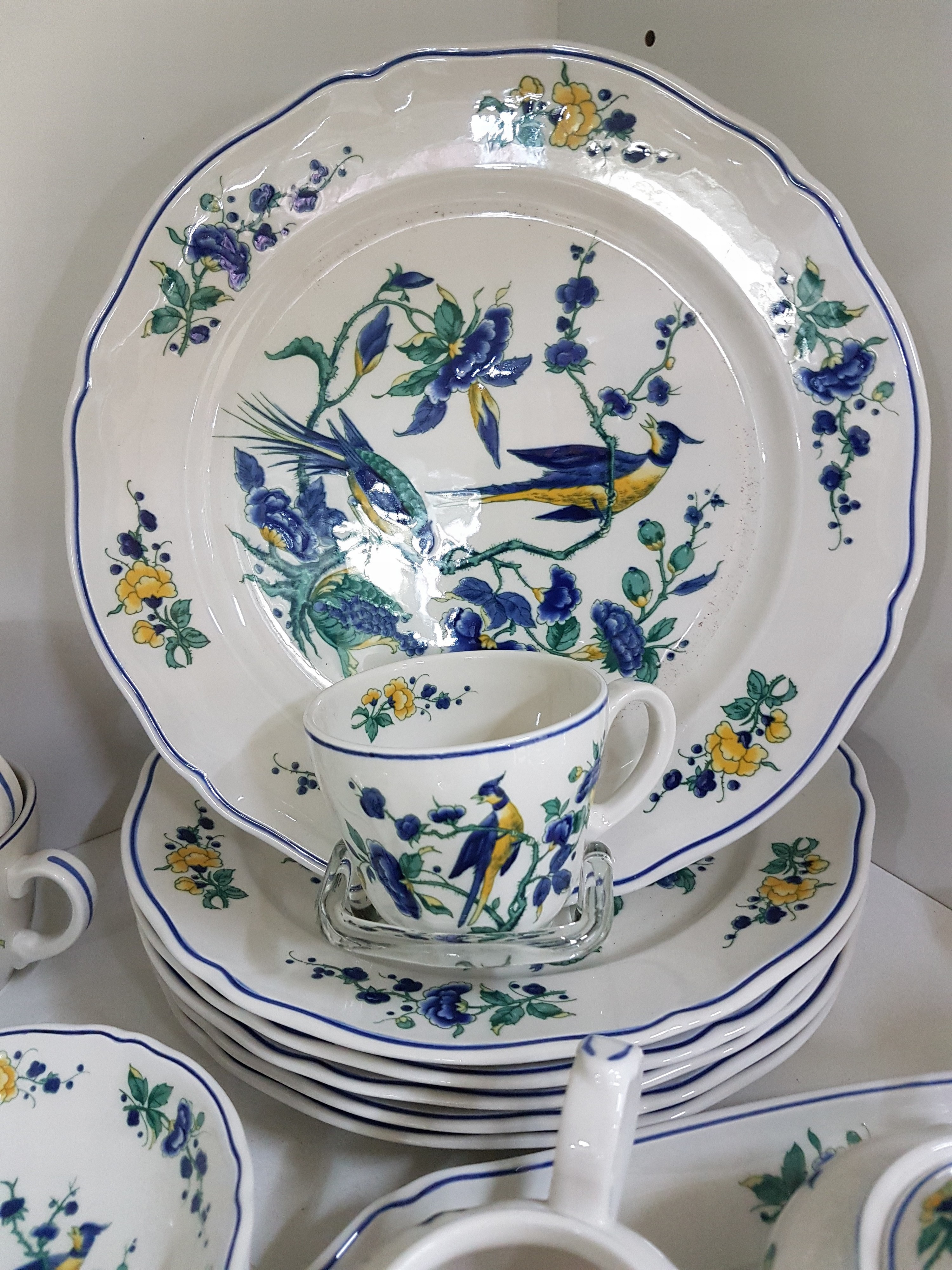 Detail f: Service, Villeroy & Boch, Modell Phönix blau, 12 Tassen mit Untertassen, 12 Kuchenteller, Zuckerdose, 2 Milchkännchen, Königskuchenplatte, 3 kl. ...