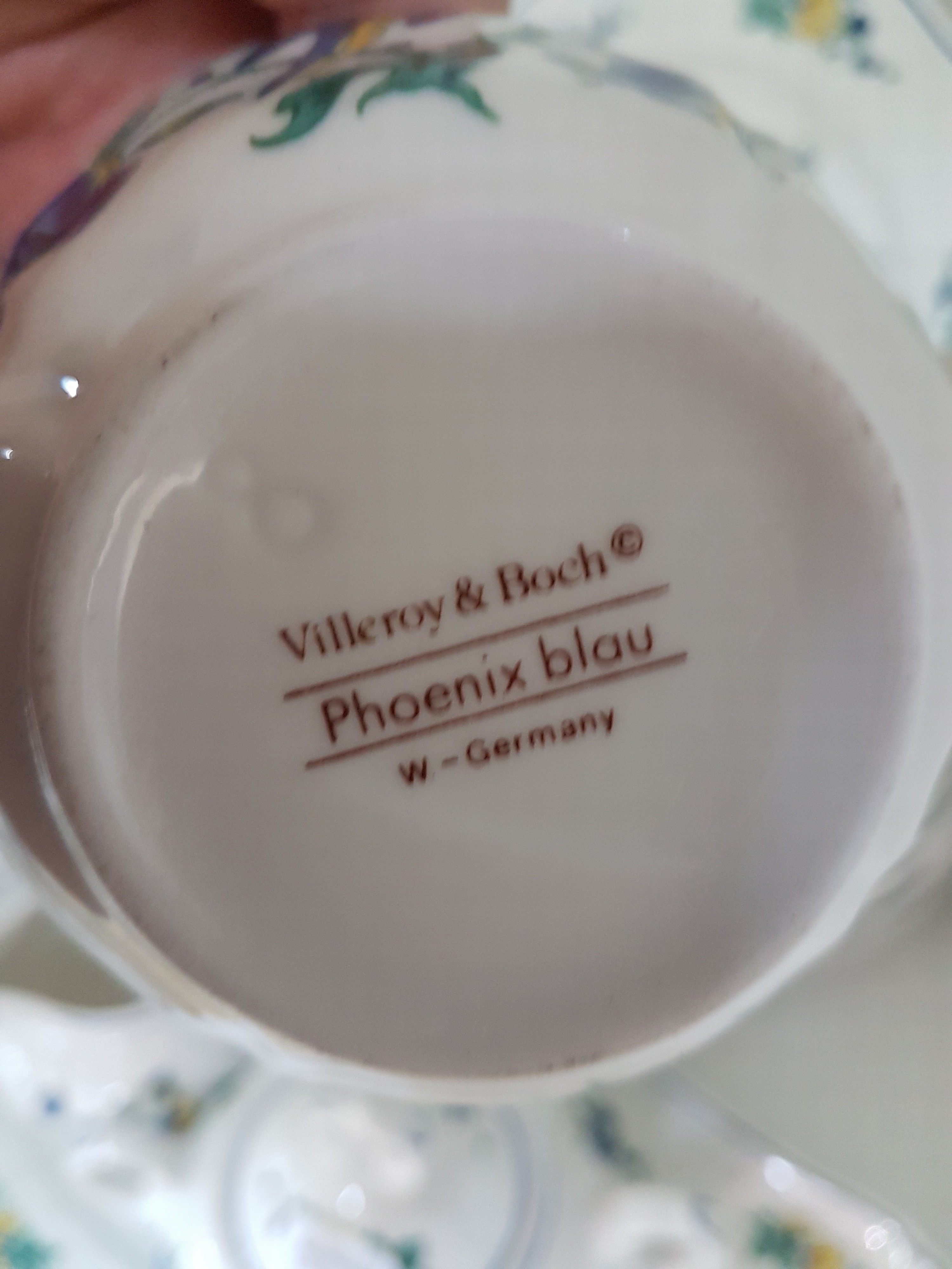 Detail g: Service, Villeroy & Boch, Modell Phönix blau, 12 Tassen mit Untertassen, 12 Kuchenteller, Zuckerdose, 2 Milchkännchen, Königskuchenplatte, 3 kl. ...