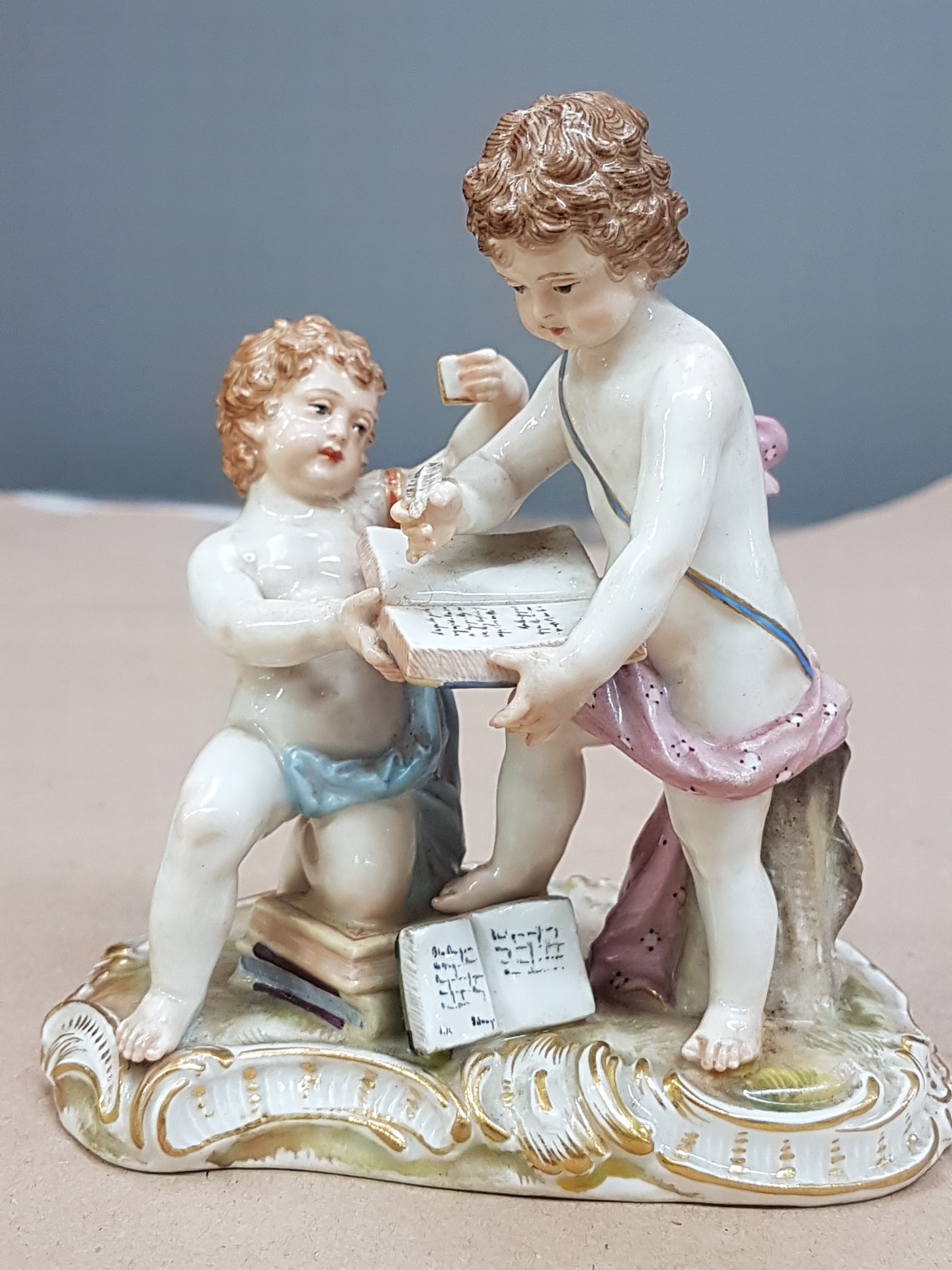 Detail a: Porzellangruppe, Allegorie der Arithmetik, Meissen, Entw. Michel Victor Acier, Knaufzeit bzw. ausgehendes 19.Jh., Porzellan, Modellnr. C 36, farbig ...