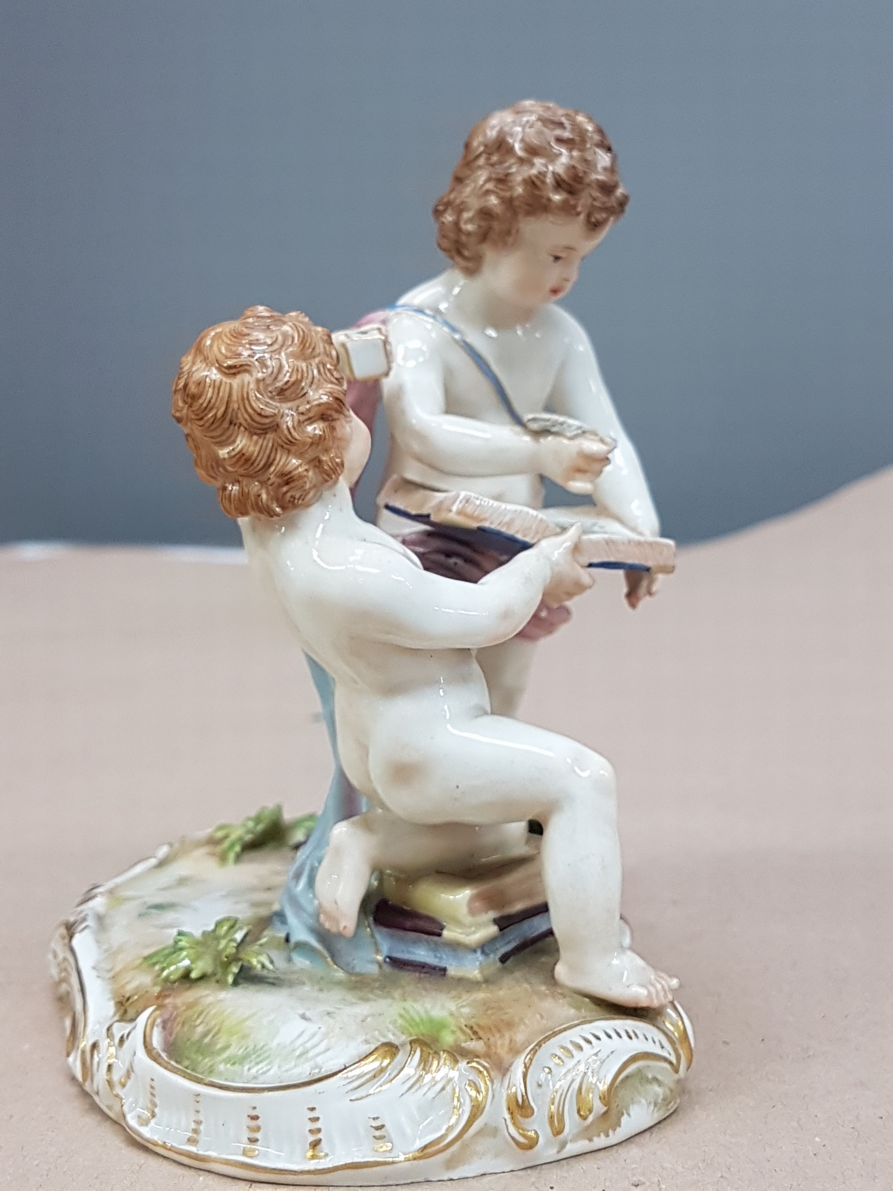 Detail b: Porzellangruppe, Allegorie der Arithmetik, Meissen, Entw. Michel Victor Acier, Knaufzeit bzw. ausgehendes 19.Jh., Porzellan, Modellnr. C 36, farbig ...