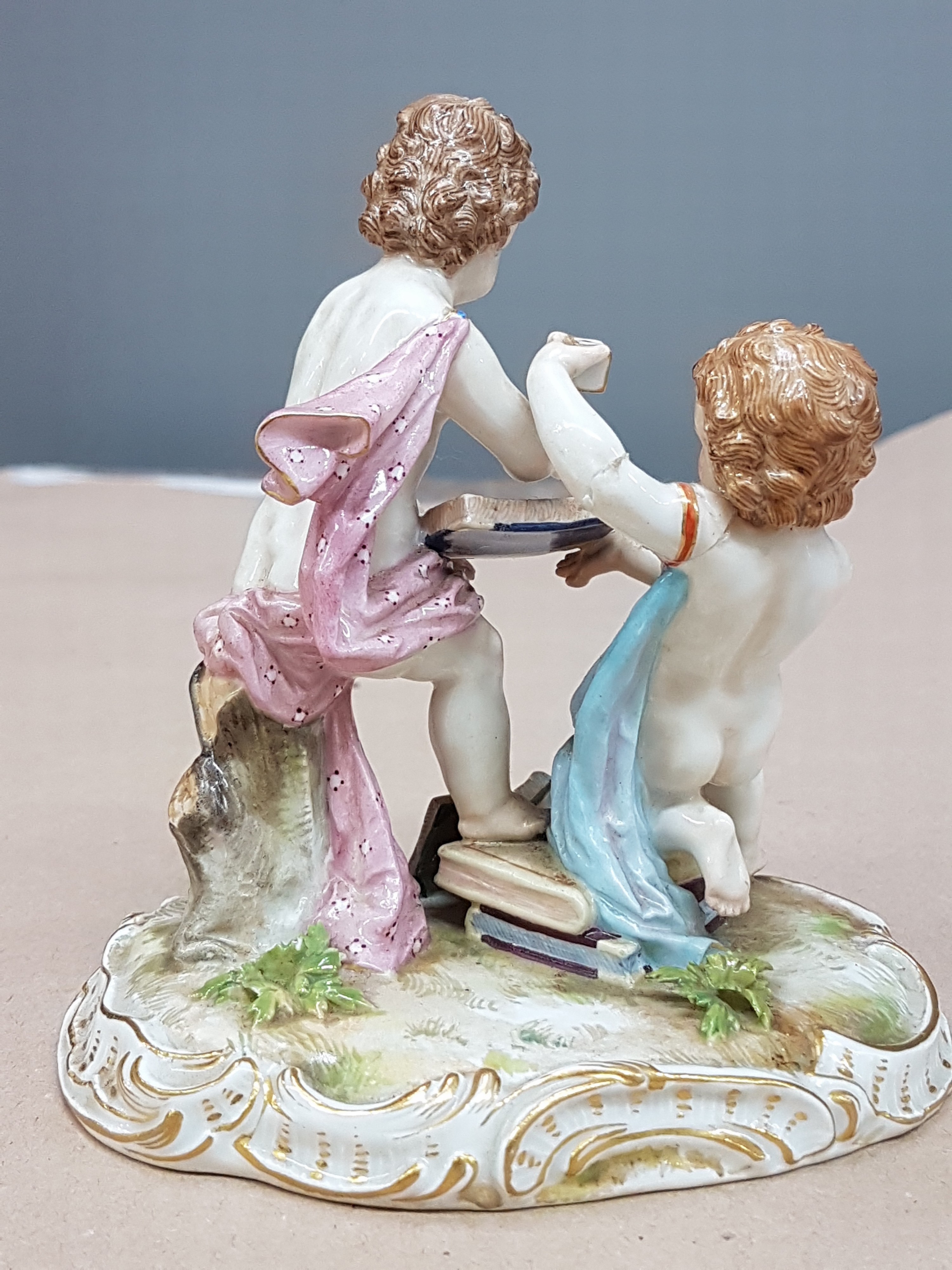 Detail c: Porzellangruppe, Allegorie der Arithmetik, Meissen, Entw. Michel Victor Acier, Knaufzeit bzw. ausgehendes 19.Jh., Porzellan, Modellnr. C 36, farbig ...