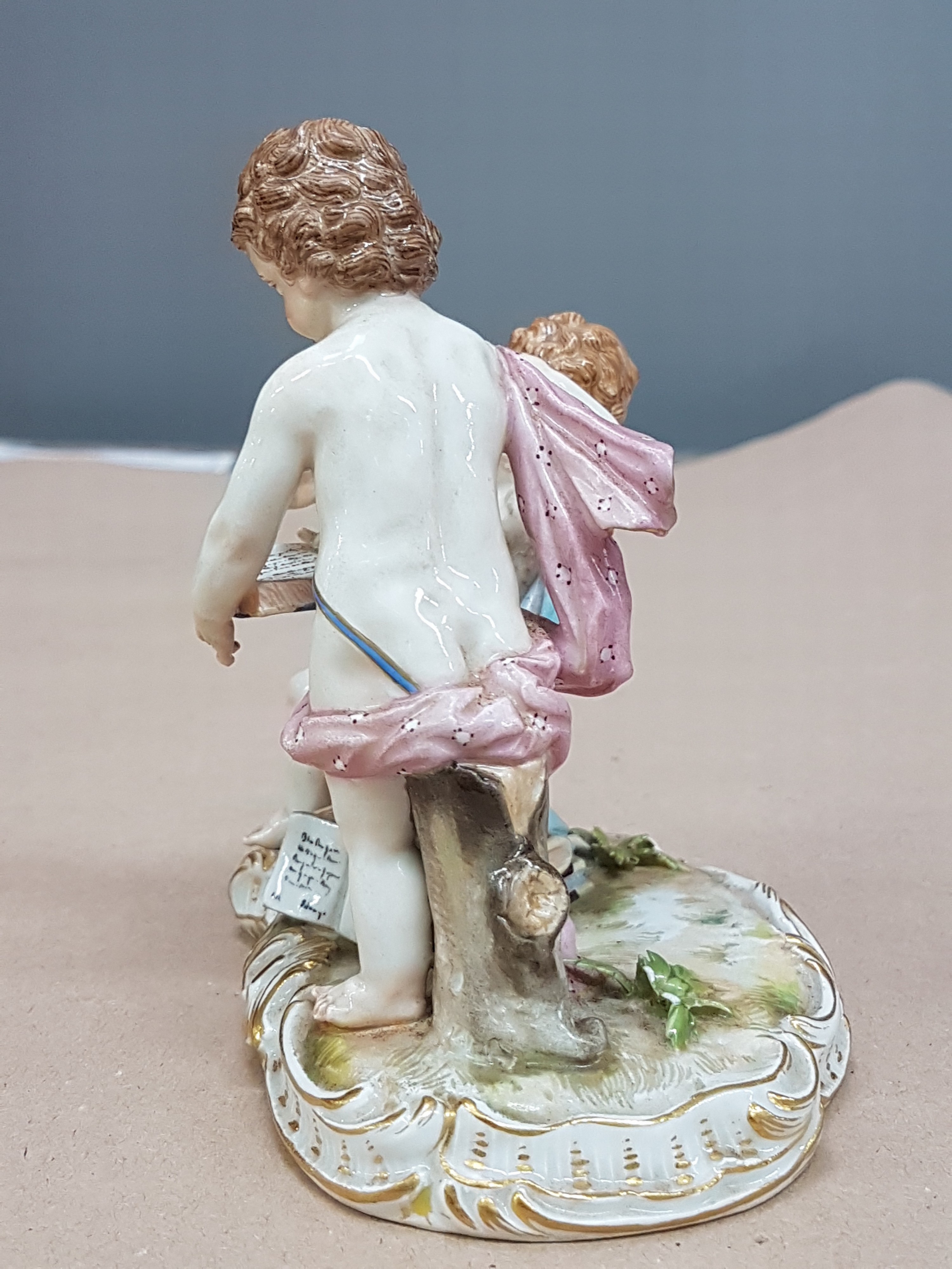 Detail d: Porzellangruppe, Allegorie der Arithmetik, Meissen, Entw. Michel Victor Acier, Knaufzeit bzw. ausgehendes 19.Jh., Porzellan, Modellnr. C 36, farbig ...