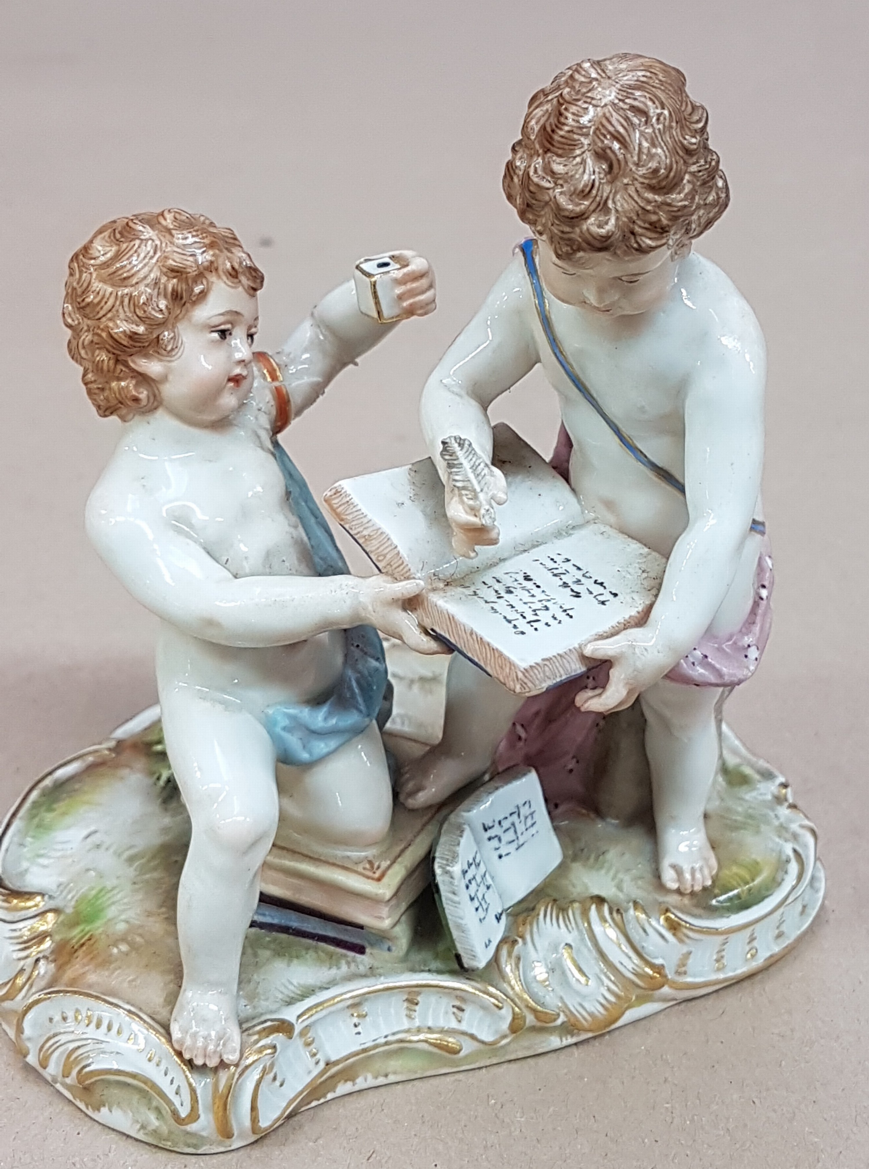Detail e: Porzellangruppe, Allegorie der Arithmetik, Meissen, Entw. Michel Victor Acier, Knaufzeit bzw. ausgehendes 19.Jh., Porzellan, Modellnr. C 36, farbig ...