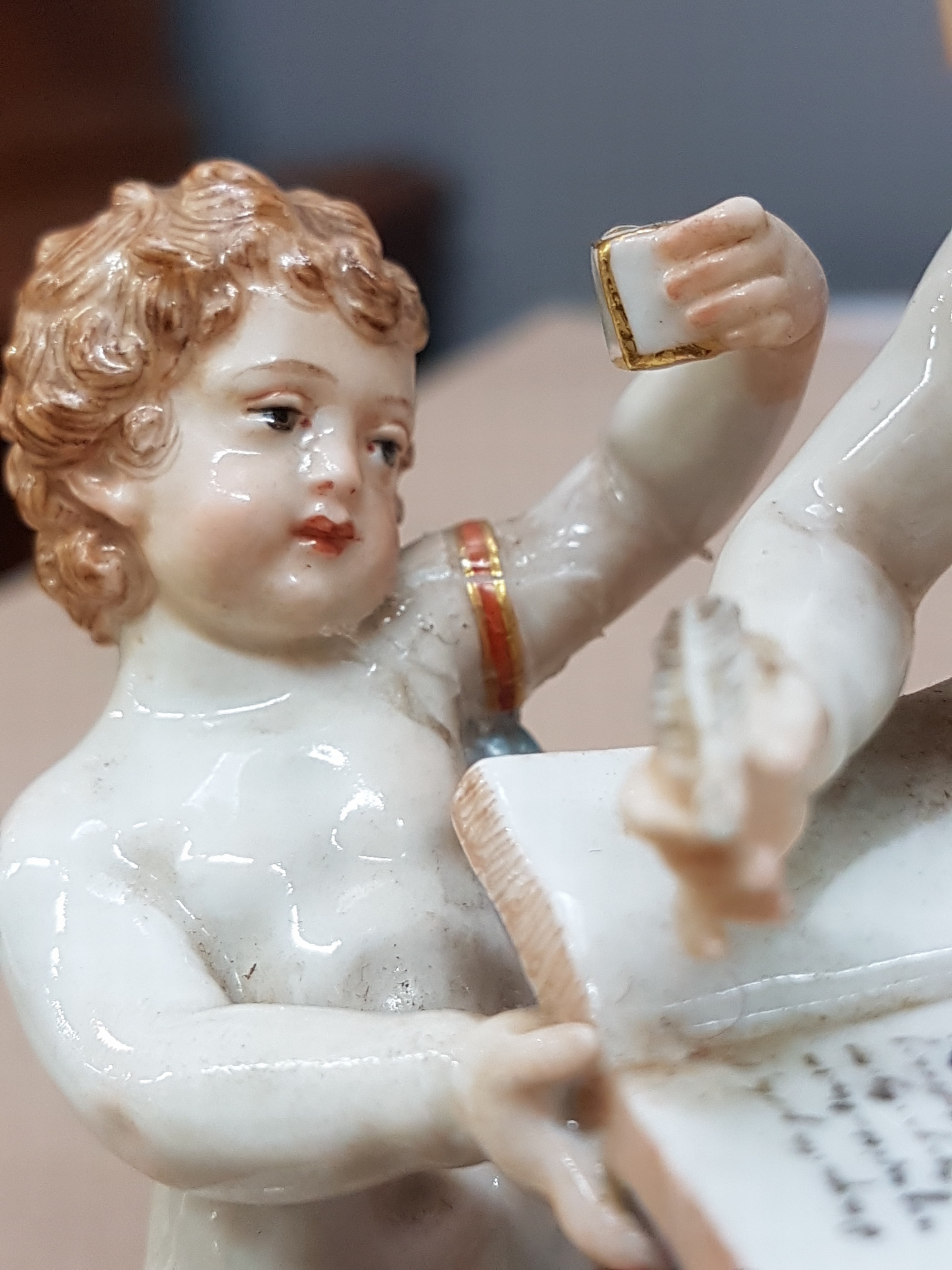 Detail f: Porzellangruppe, Allegorie der Arithmetik, Meissen, Entw. Michel Victor Acier, Knaufzeit bzw. ausgehendes 19.Jh., Porzellan, Modellnr. C 36, farbig ...