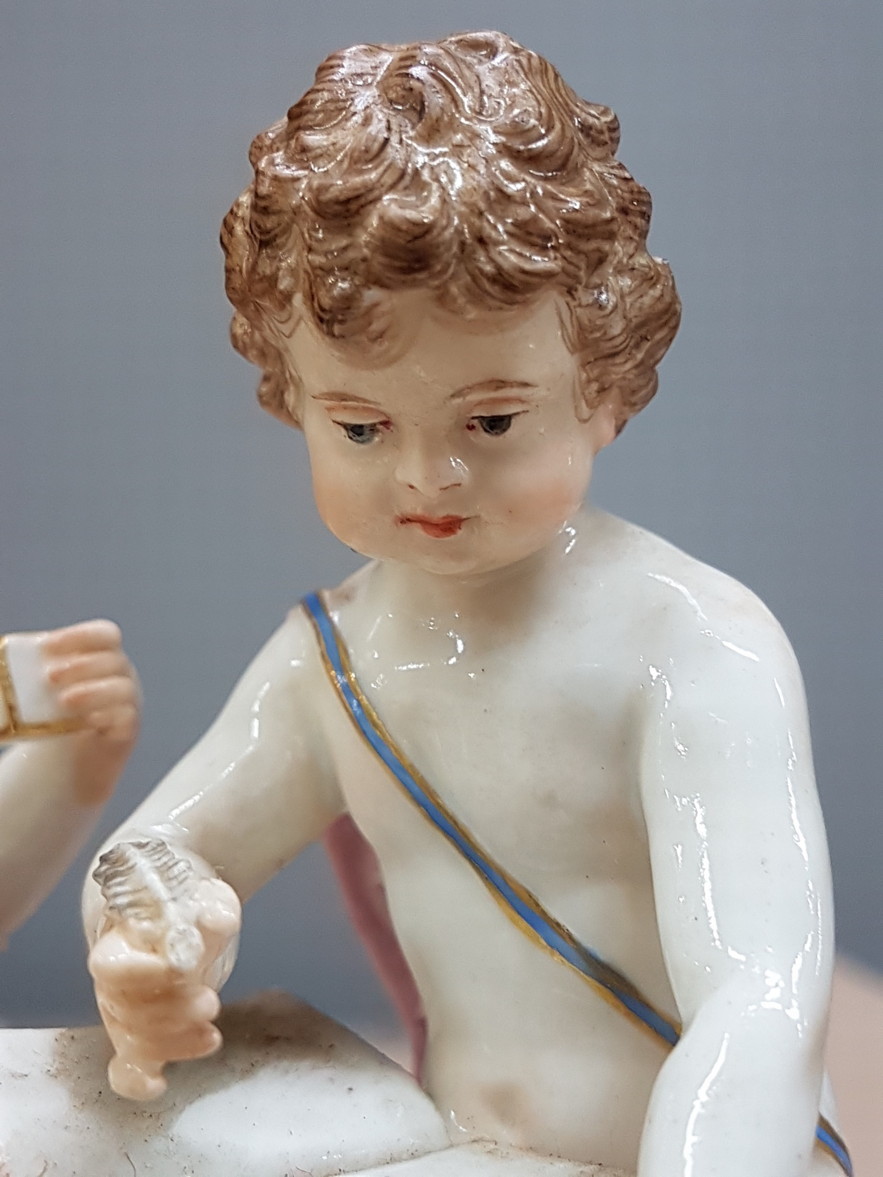 Detail g: Porzellangruppe, Allegorie der Arithmetik, Meissen, Entw. Michel Victor Acier, Knaufzeit bzw. ausgehendes 19.Jh., Porzellan, Modellnr. C 36, farbig ...