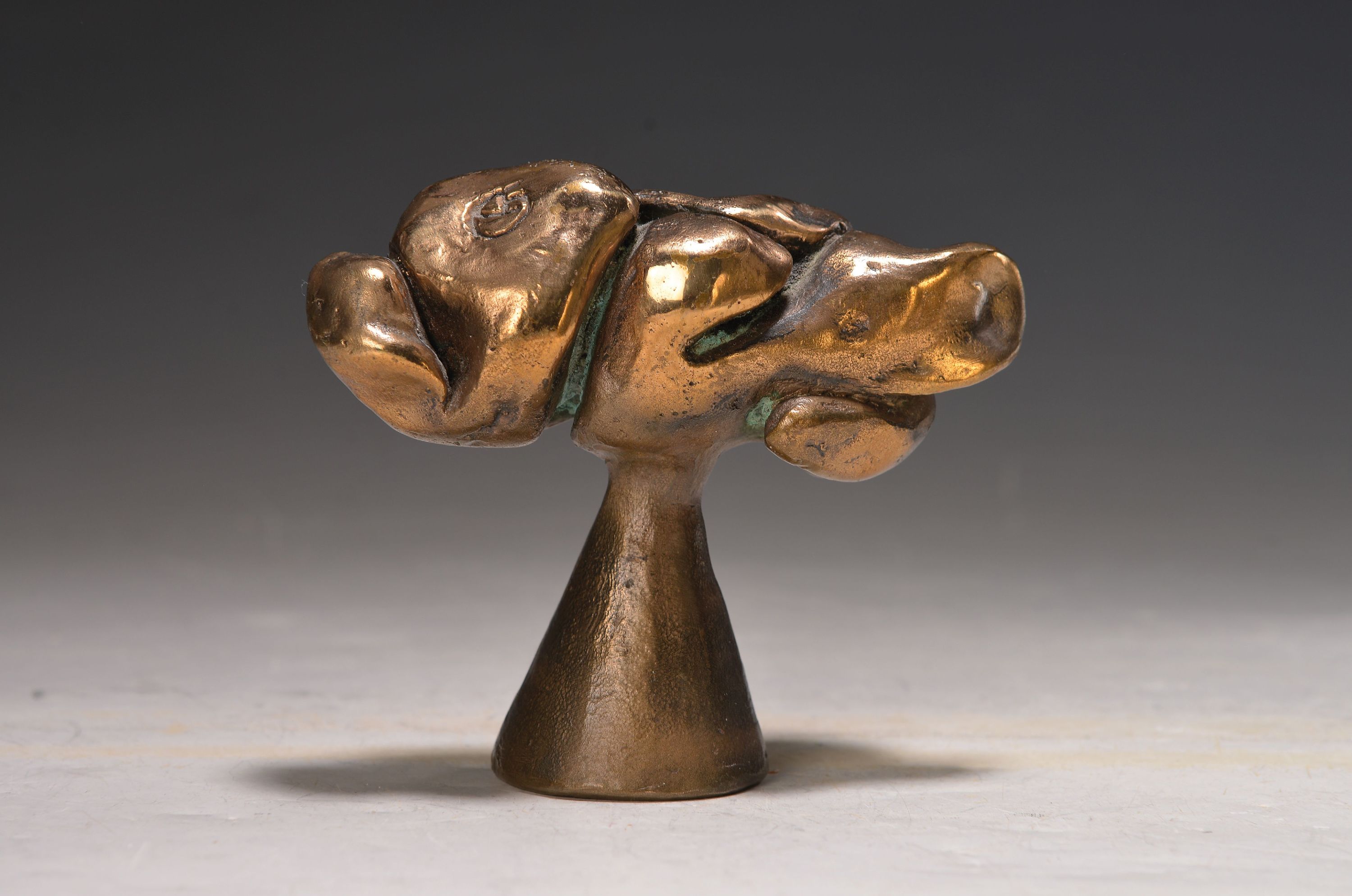Detail k: Alexander Grosman, geb. 1944, Bronzeplastik,verschlungen abstrahierte Komposition, sog. Cosmic-Art, 1980er-Jahre, Ed. 5/250, monogrammiert, H. 9,5 cm