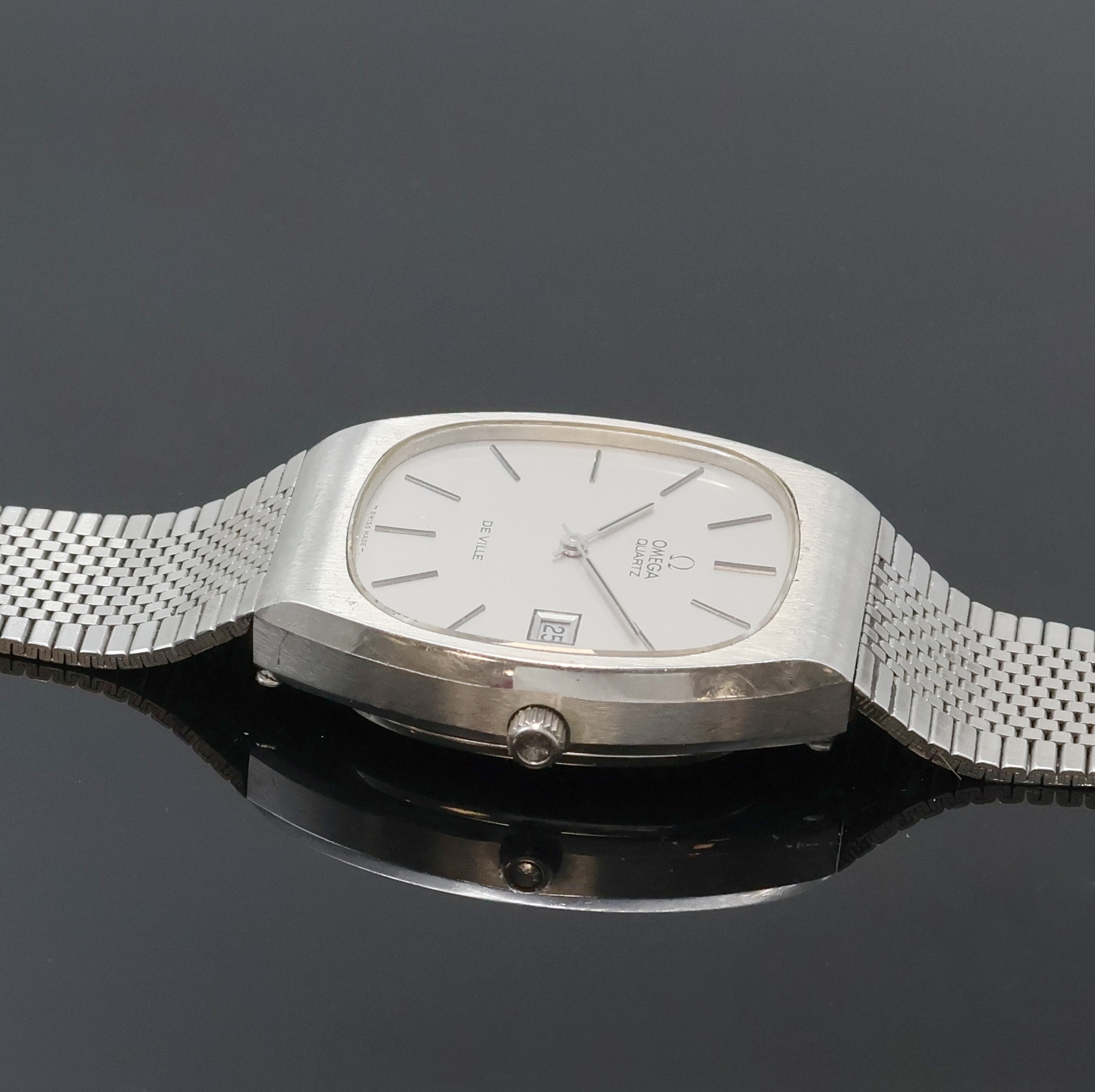 Detail d: Konvolut: 2 Omega Armbanduhren in Stahl, 1.) Serie Constellation Referenz 196.0138, Schweiz um 1979, Boden m. Darst. Sternwarte aufgedr., verg. Werk, ...