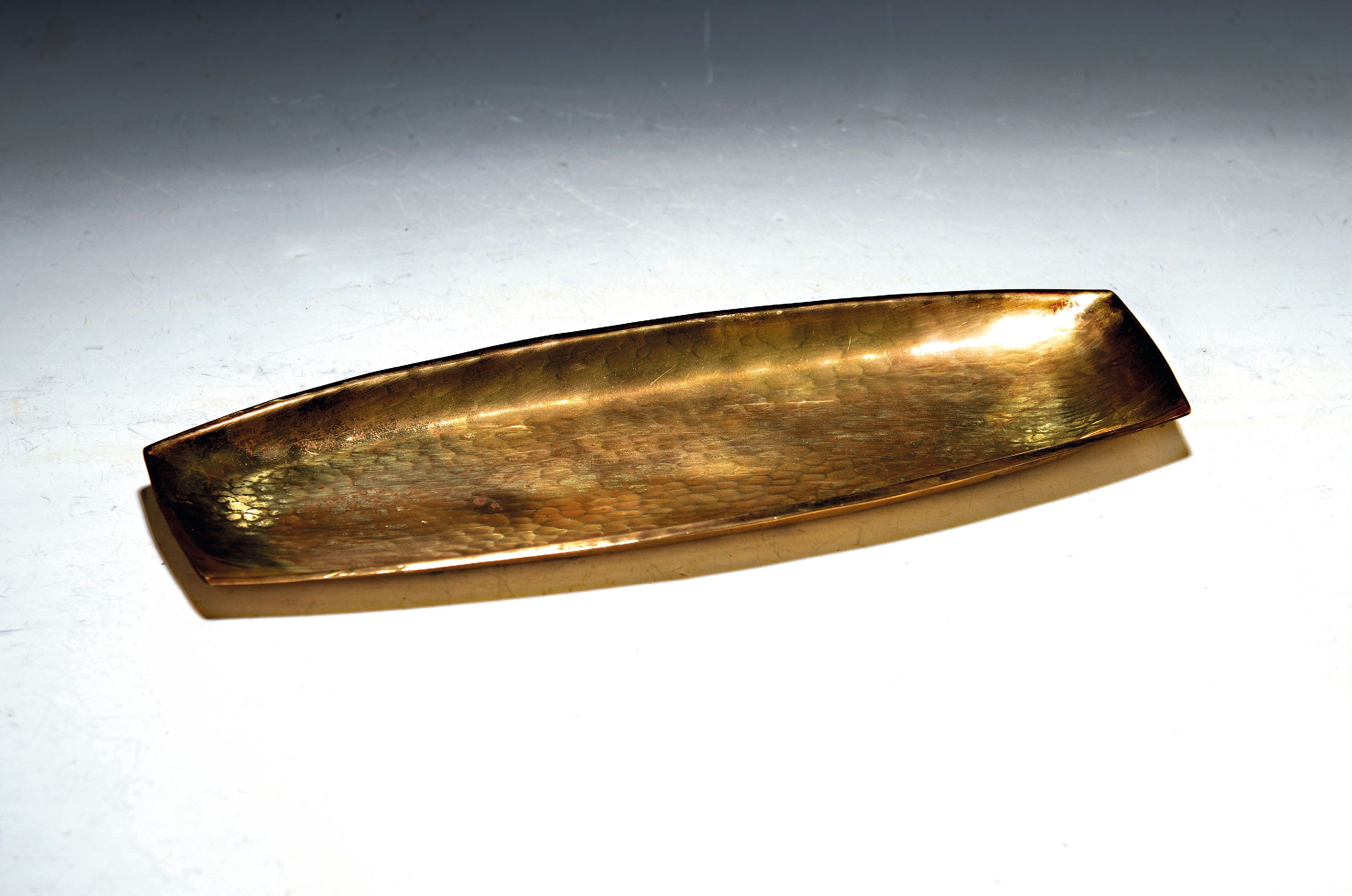 Bauhaus Stiftablage von Hans Przyrembel (1900-1945), Messing poliert, Handarbeit, Hammerschlagdekor, rückseitig gemarkt, H. ca. 1.5cm, L. ca. ...