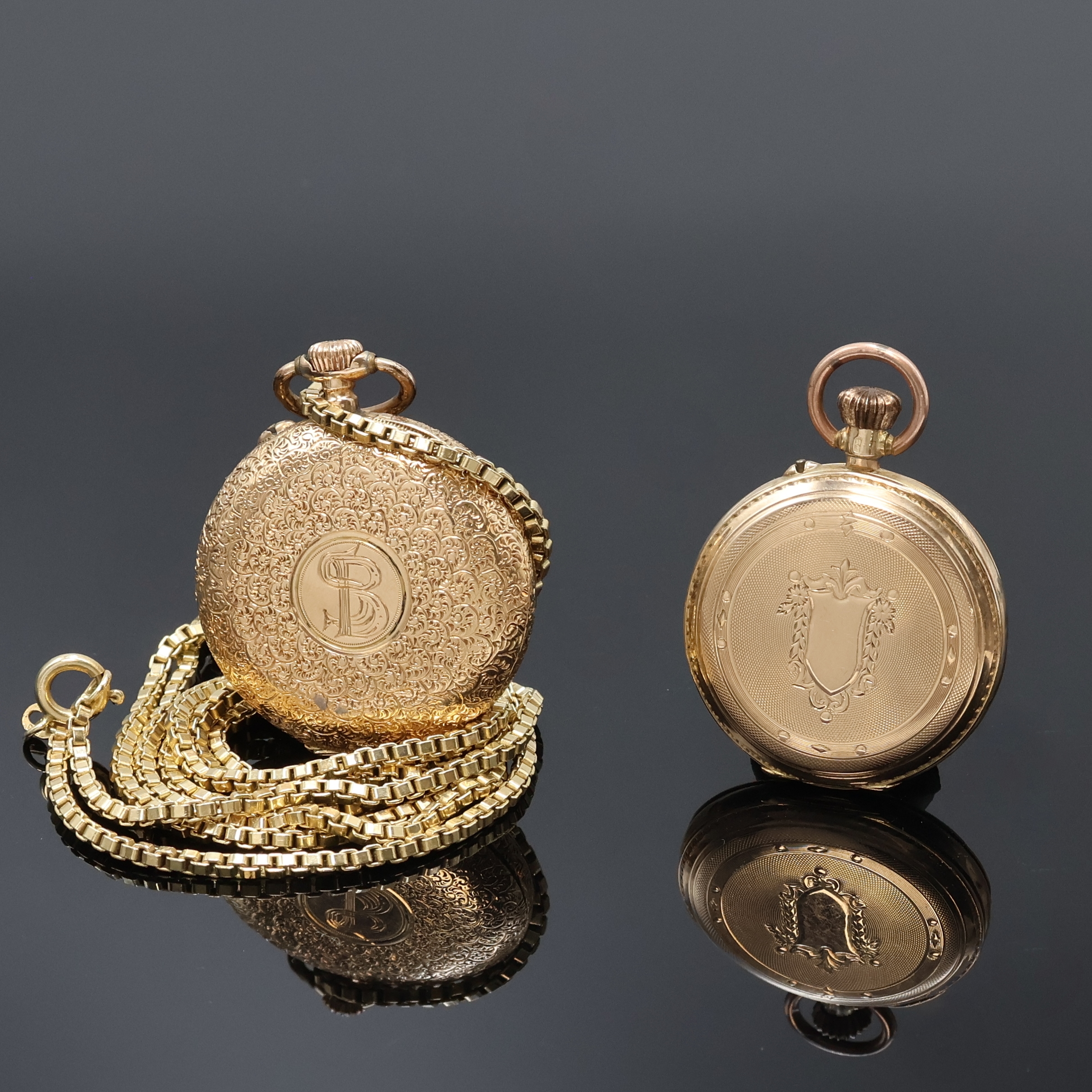 Detail c: Konvolut: 2 offene Damentaschenuhren in RG 585/000 und eine Kette in GG 585/000, Zylindertaschenuhren Schweiz um 1900, guill./grav. Gehäuse dell., ...