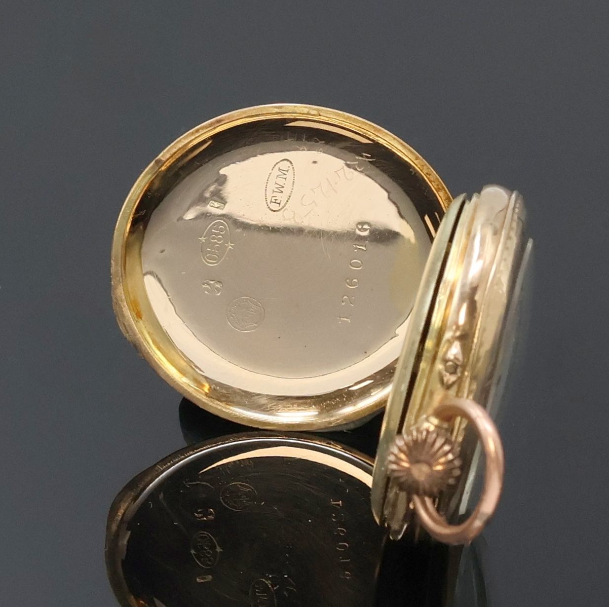 Detail d: Konvolut: 2 offene Damentaschenuhren in RG 585/000 und eine Kette in GG 585/000, Zylindertaschenuhren Schweiz um 1900, guill./grav. Gehäuse dell., ...