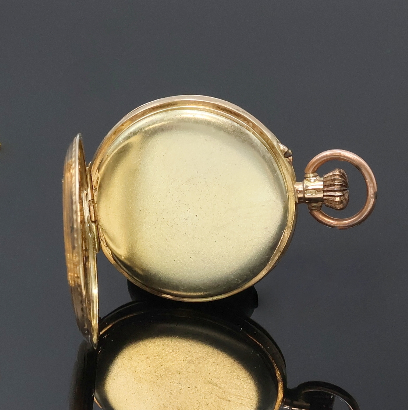 Detail e: Konvolut: 2 offene Damentaschenuhren in RG 585/000 und eine Kette in GG 585/000, Zylindertaschenuhren Schweiz um 1900, guill./grav. Gehäuse dell., ...