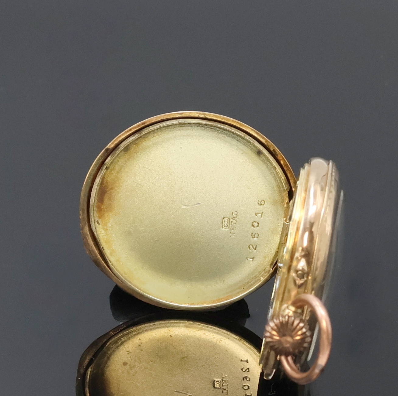 Detail f: Konvolut: 2 offene Damentaschenuhren in RG 585/000 und eine Kette in GG 585/000, Zylindertaschenuhren Schweiz um 1900, guill./grav. Gehäuse dell., ...