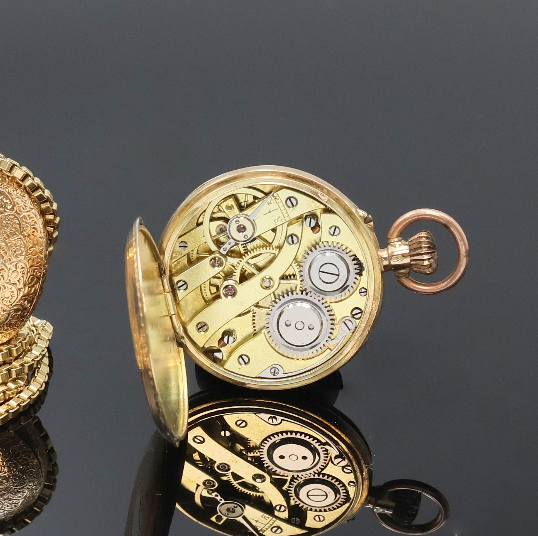 Detail g: Konvolut: 2 offene Damentaschenuhren in RG 585/000 und eine Kette in GG 585/000, Zylindertaschenuhren Schweiz um 1900, guill./grav. Gehäuse dell., ...