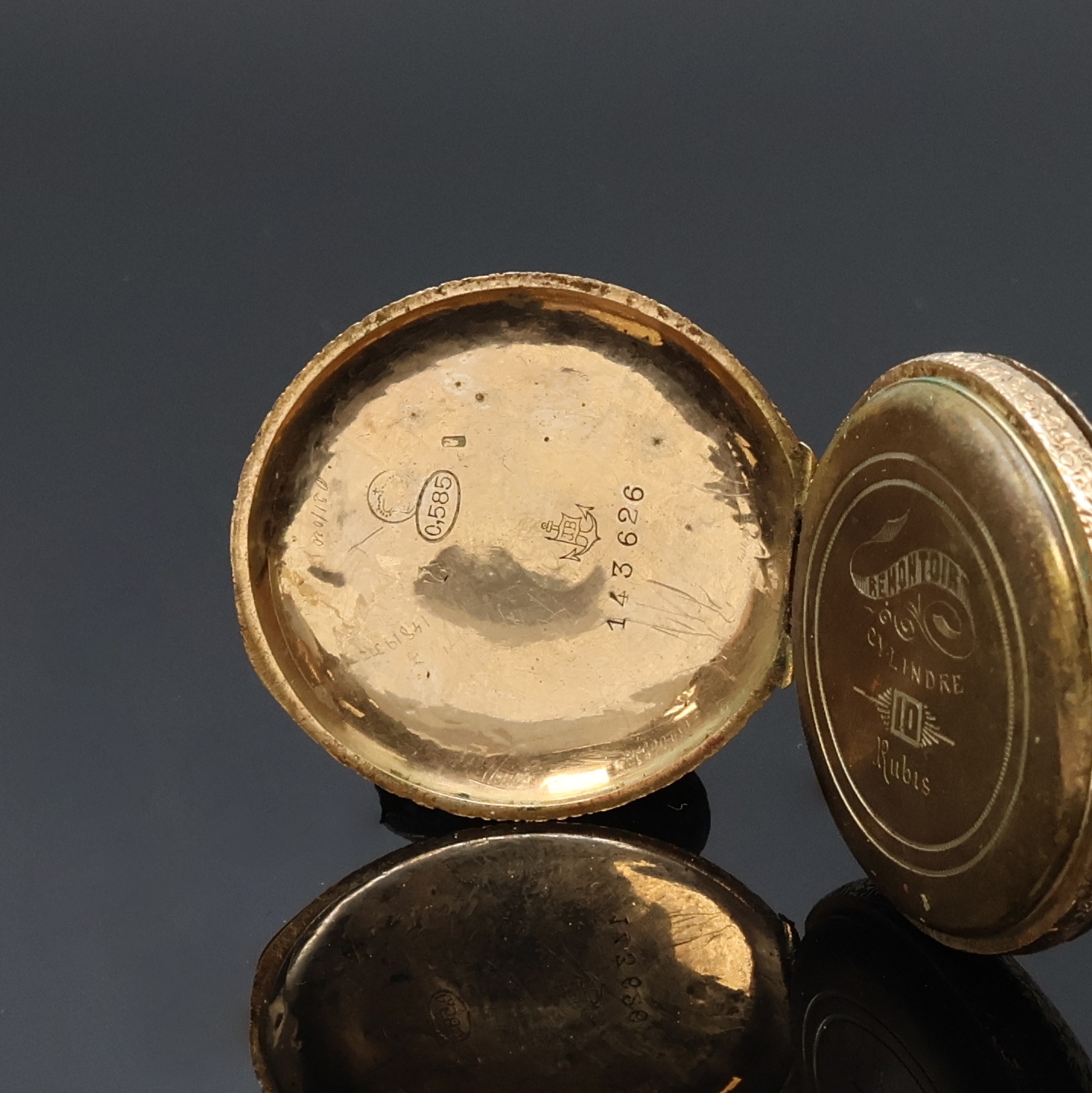 Detail h: Konvolut: 2 offene Damentaschenuhren in RG 585/000 und eine Kette in GG 585/000, Zylindertaschenuhren Schweiz um 1900, guill./grav. Gehäuse dell., ...