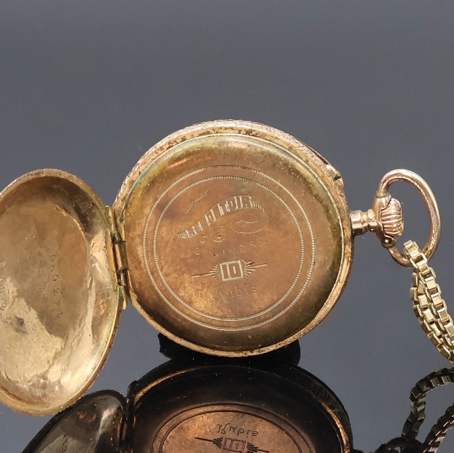Detail i: Konvolut: 2 offene Damentaschenuhren in RG 585/000 und eine Kette in GG 585/000, Zylindertaschenuhren Schweiz um 1900, guill./grav. Gehäuse dell., ...